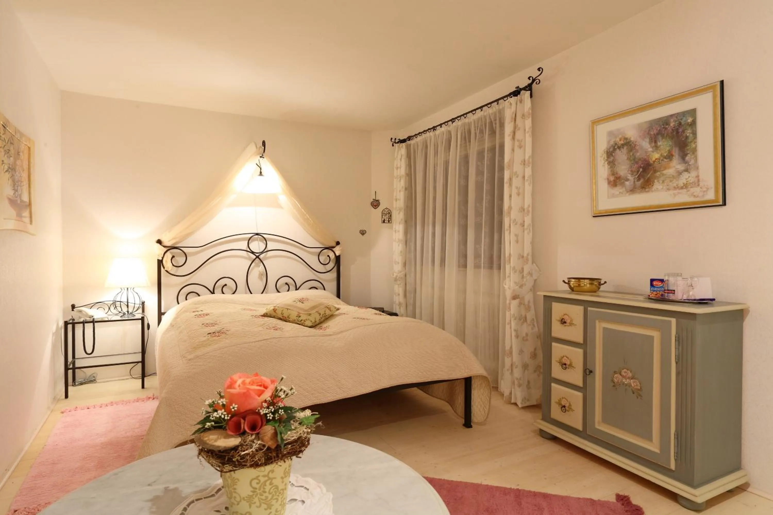 Photo of the whole room, Bed in Höhengasthaus Kolmenhof an der Donauquelle