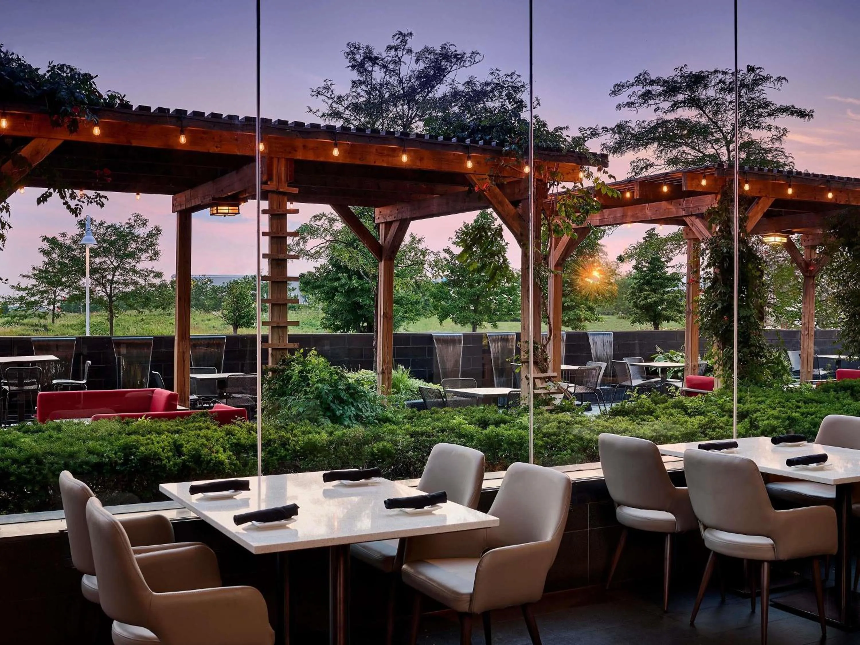 Lounge or bar in Novotel Toronto Vaughan Centre