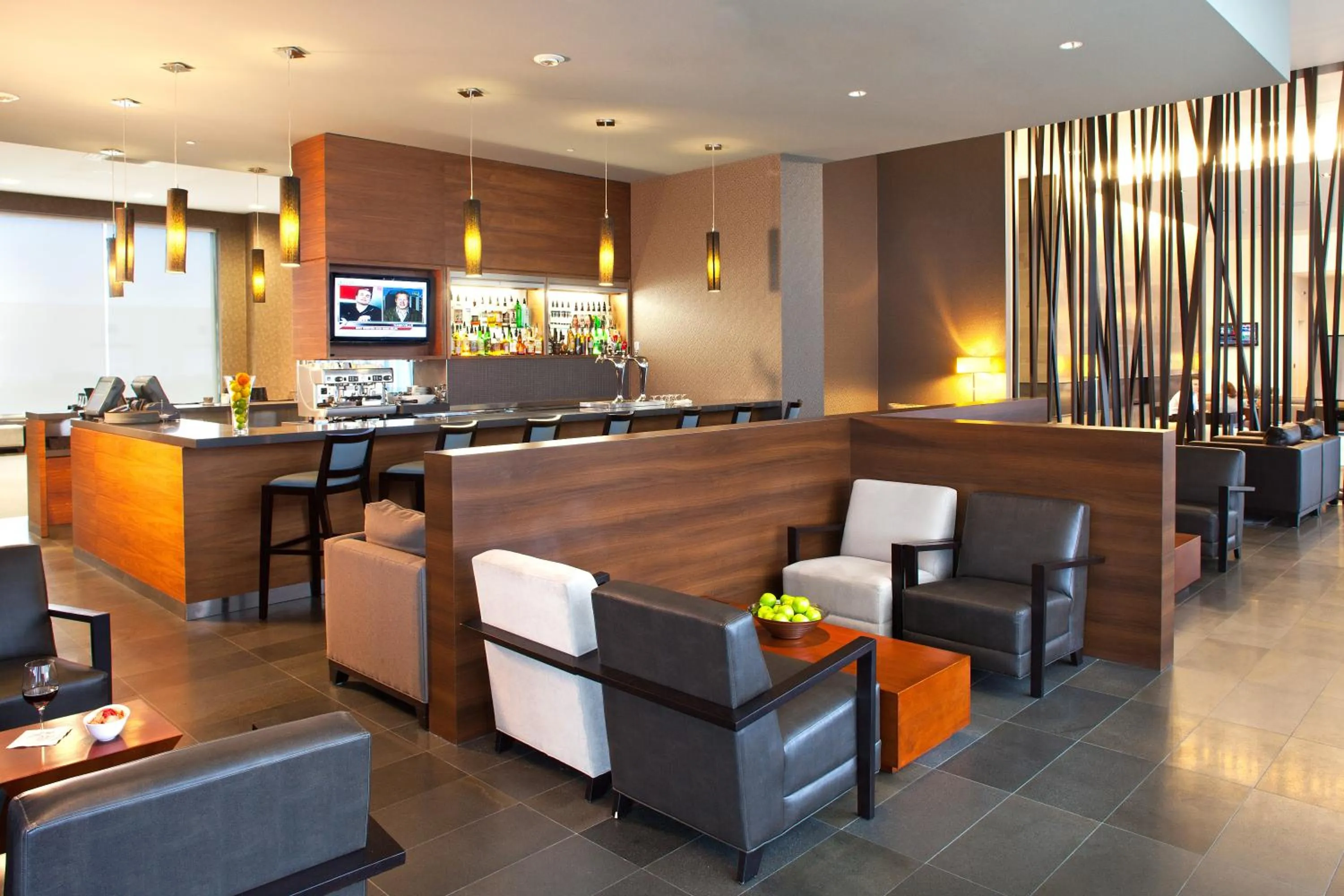 Lounge or bar in Novotel Toronto Vaughan Centre