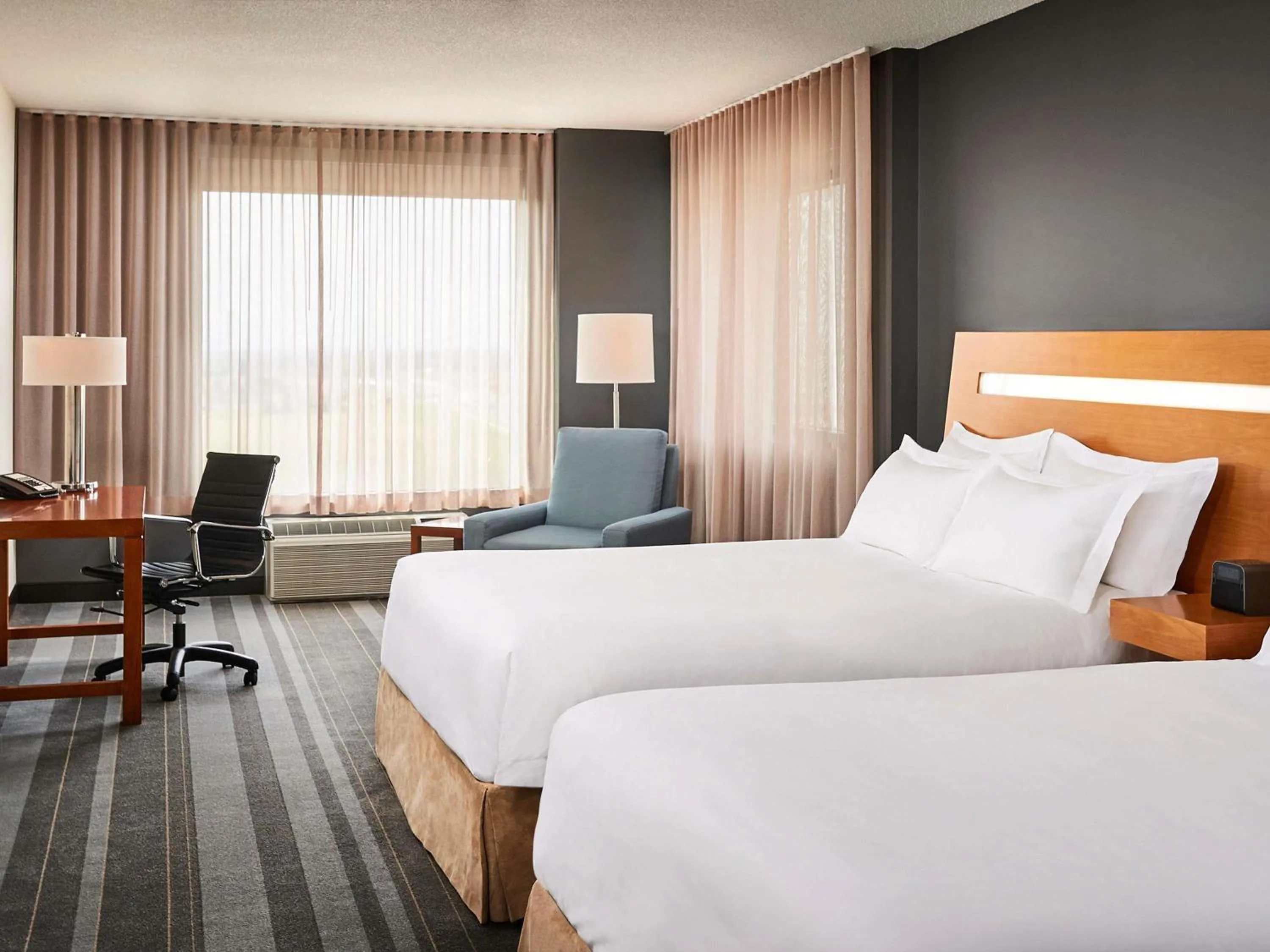 Bedroom, Bed in Novotel Toronto Vaughan Centre