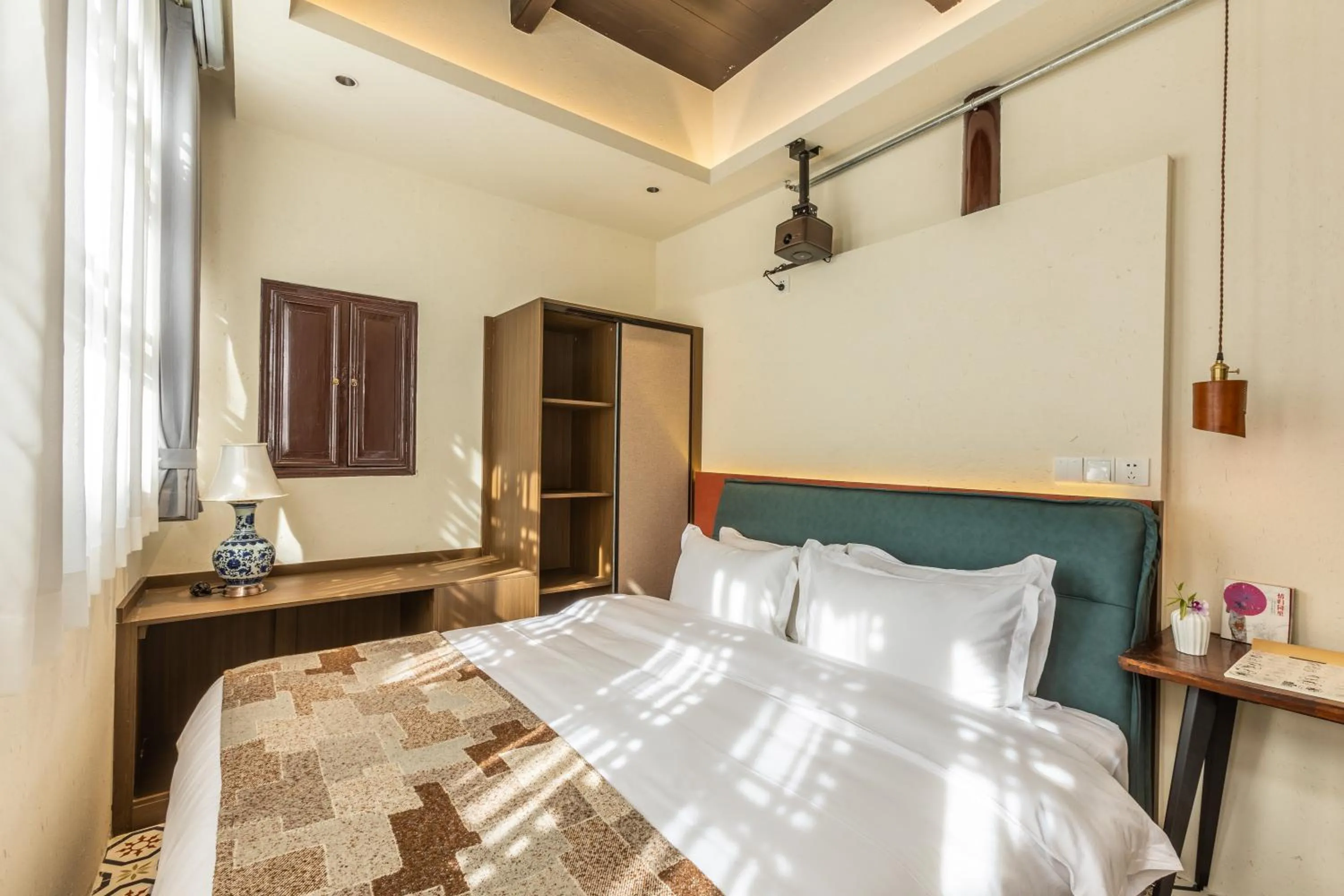 hair dresser, Bed in Tongli 1917 Best South Inn