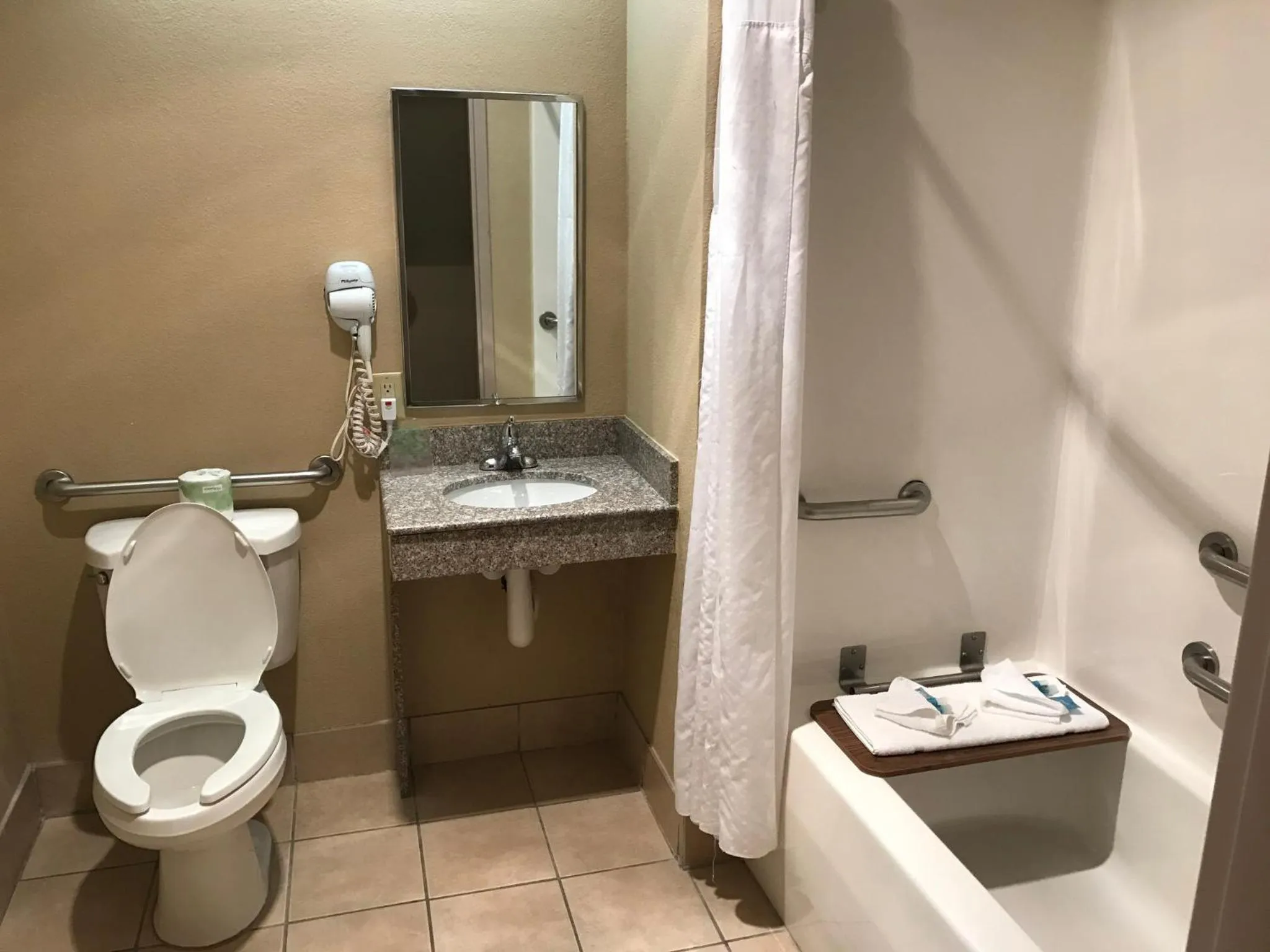 Photo of the whole room in Holiday Inn Express Metropolis by IHG