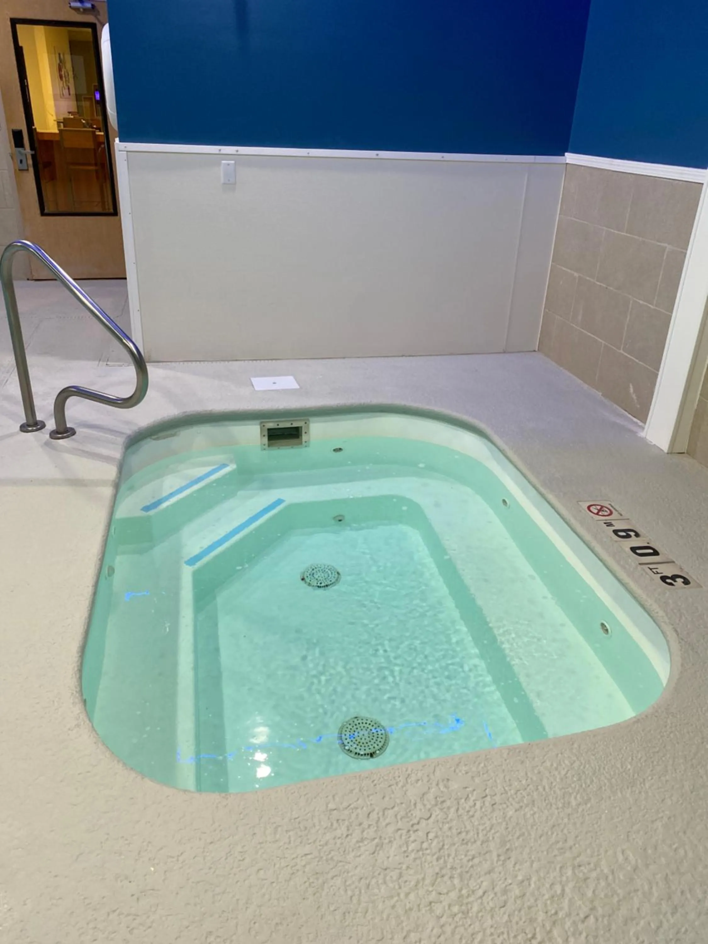 Hot Tub in Holiday Inn Express Metropolis by IHG
