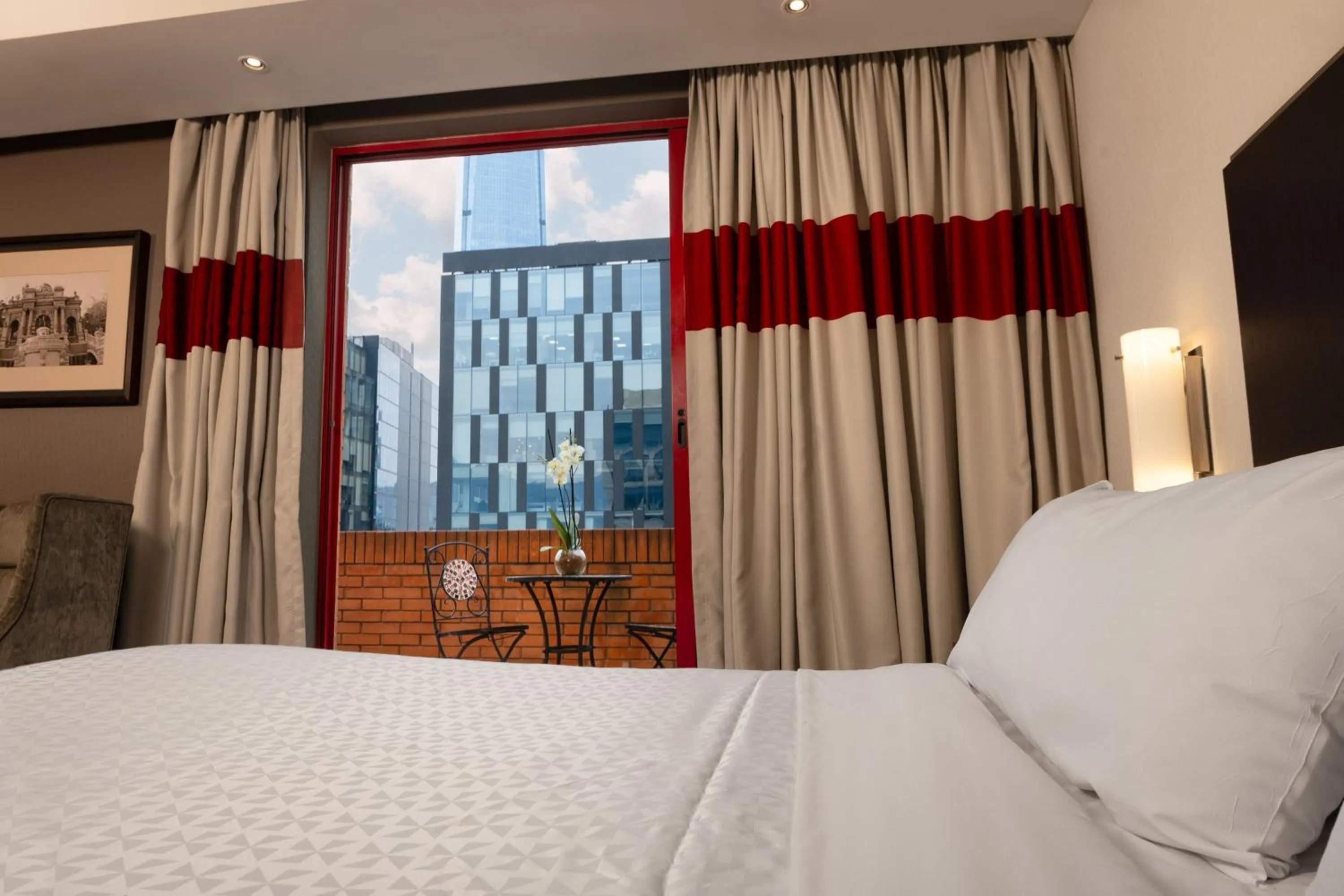 Photo of the whole room, Bed in Four Points by Sheraton Santiago