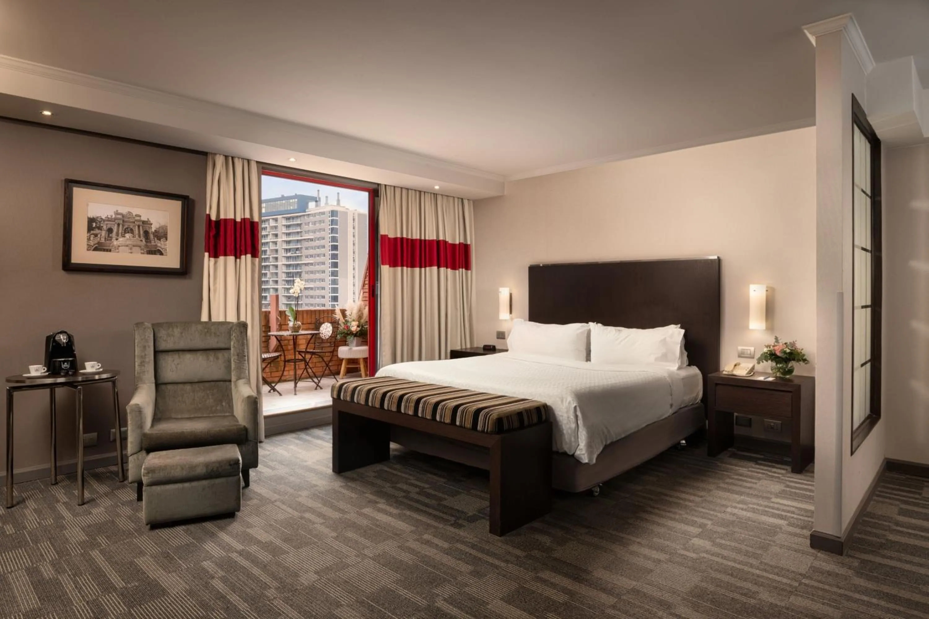 Photo of the whole room, Bed in Four Points by Sheraton Santiago