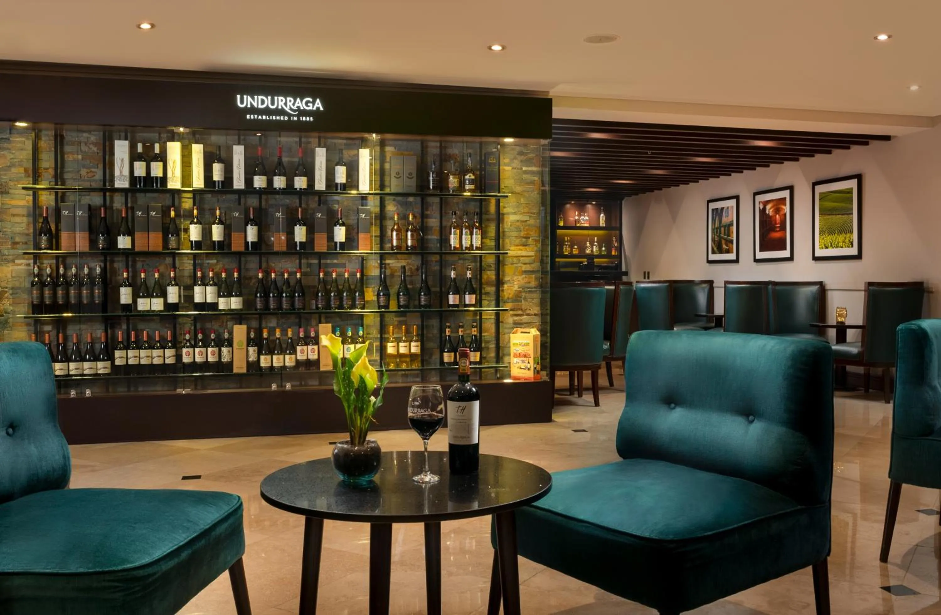 Lounge or bar in Four Points by Sheraton Santiago