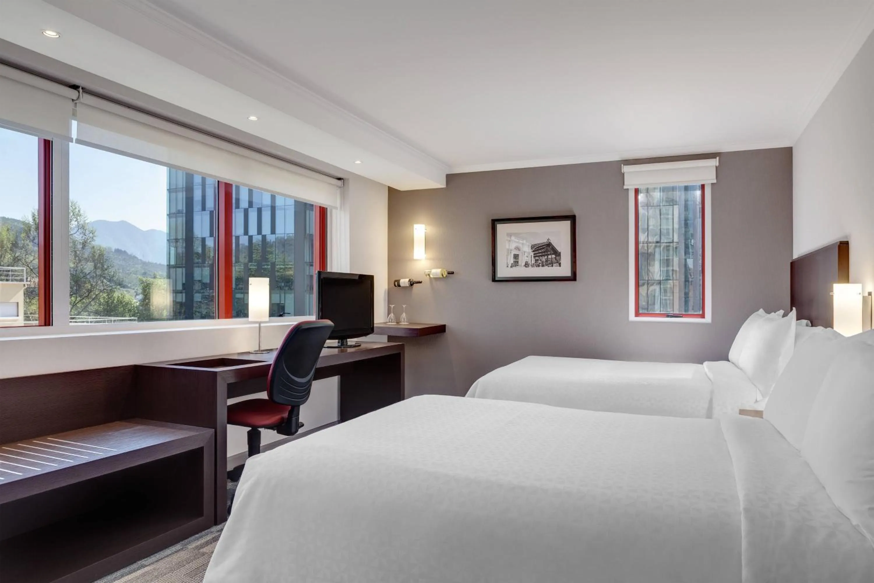 Photo of the whole room, Bed in Four Points by Sheraton Santiago