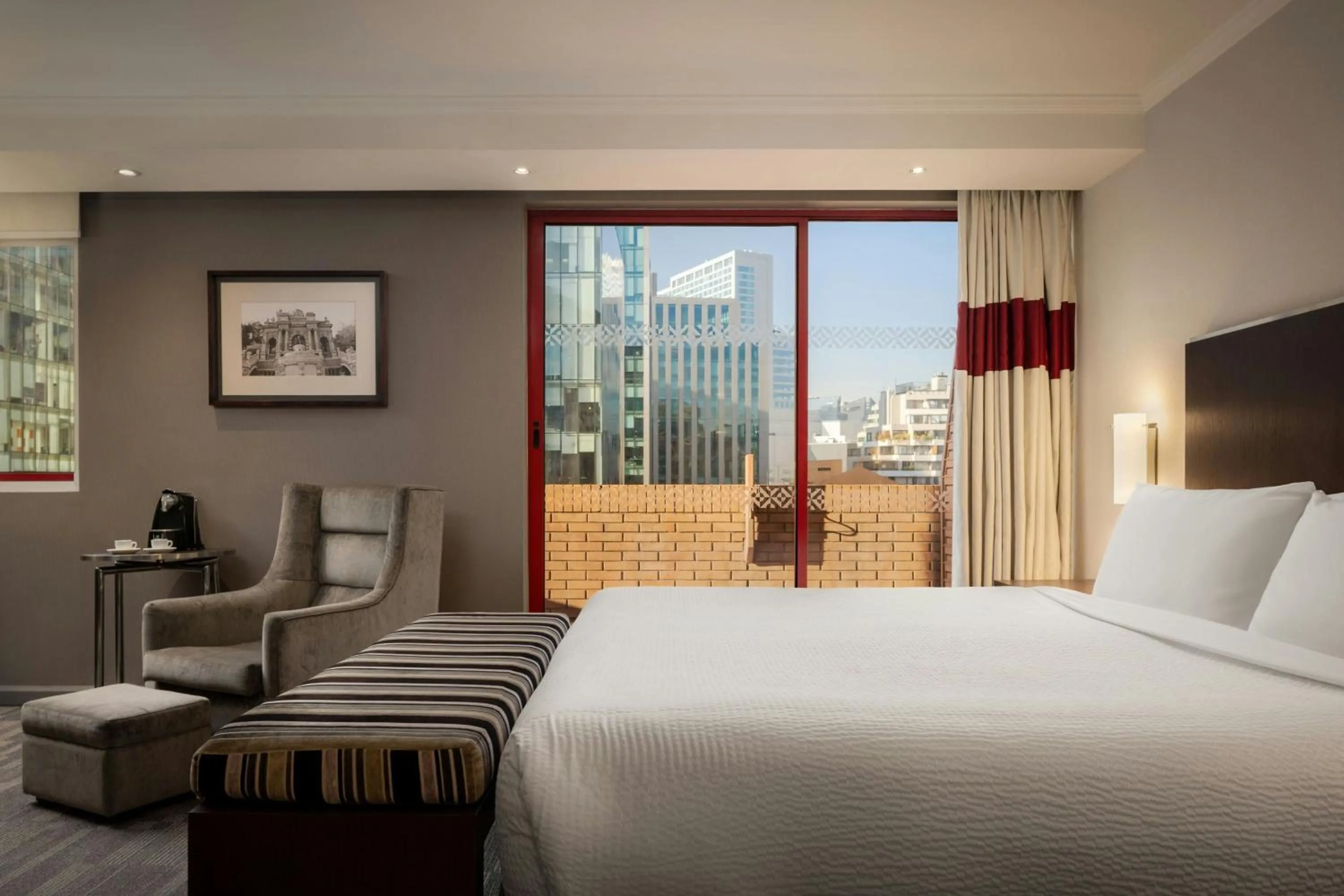 Photo of the whole room, Bed in Four Points by Sheraton Santiago