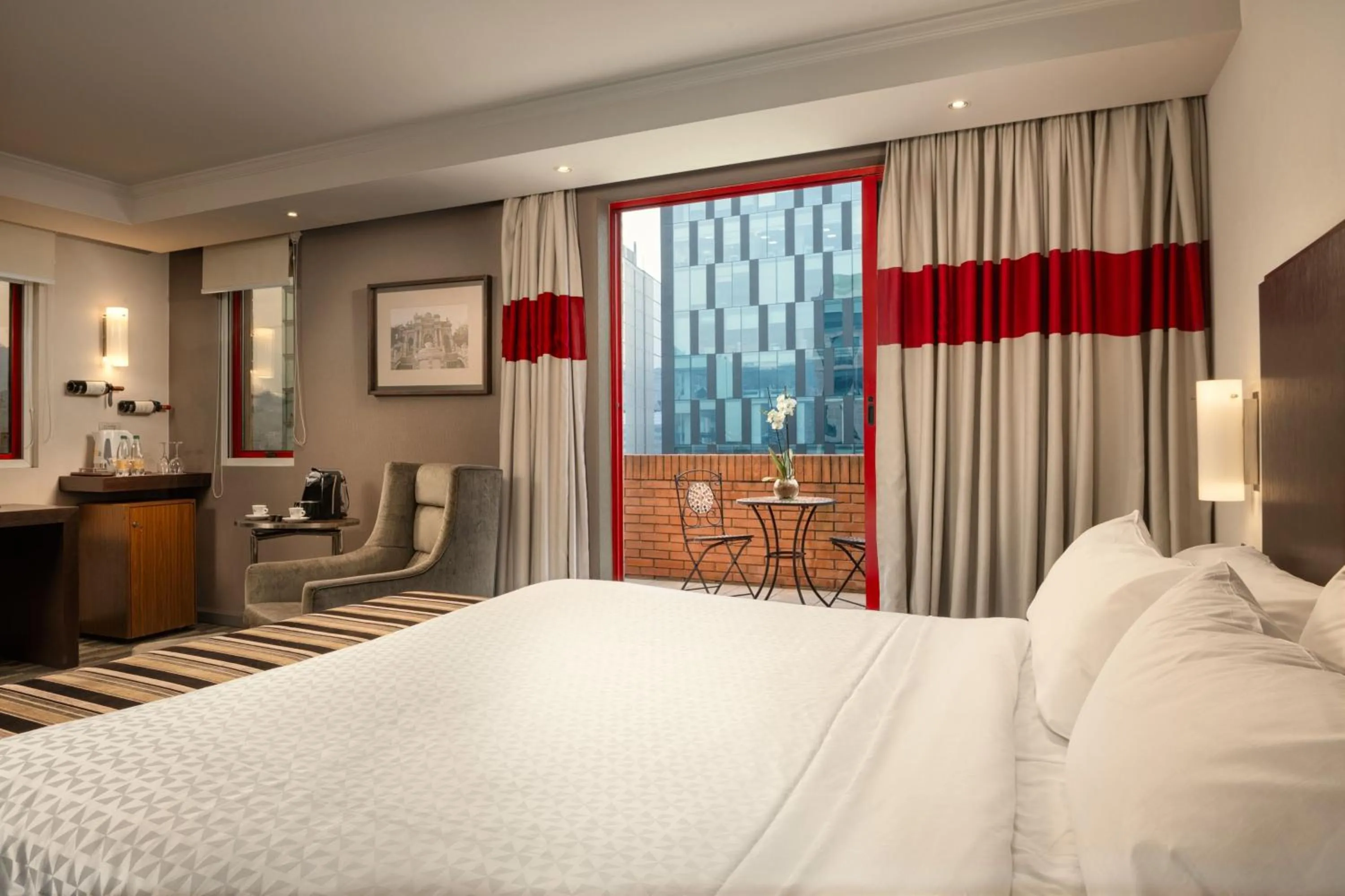 Photo of the whole room, Bed in Four Points by Sheraton Santiago