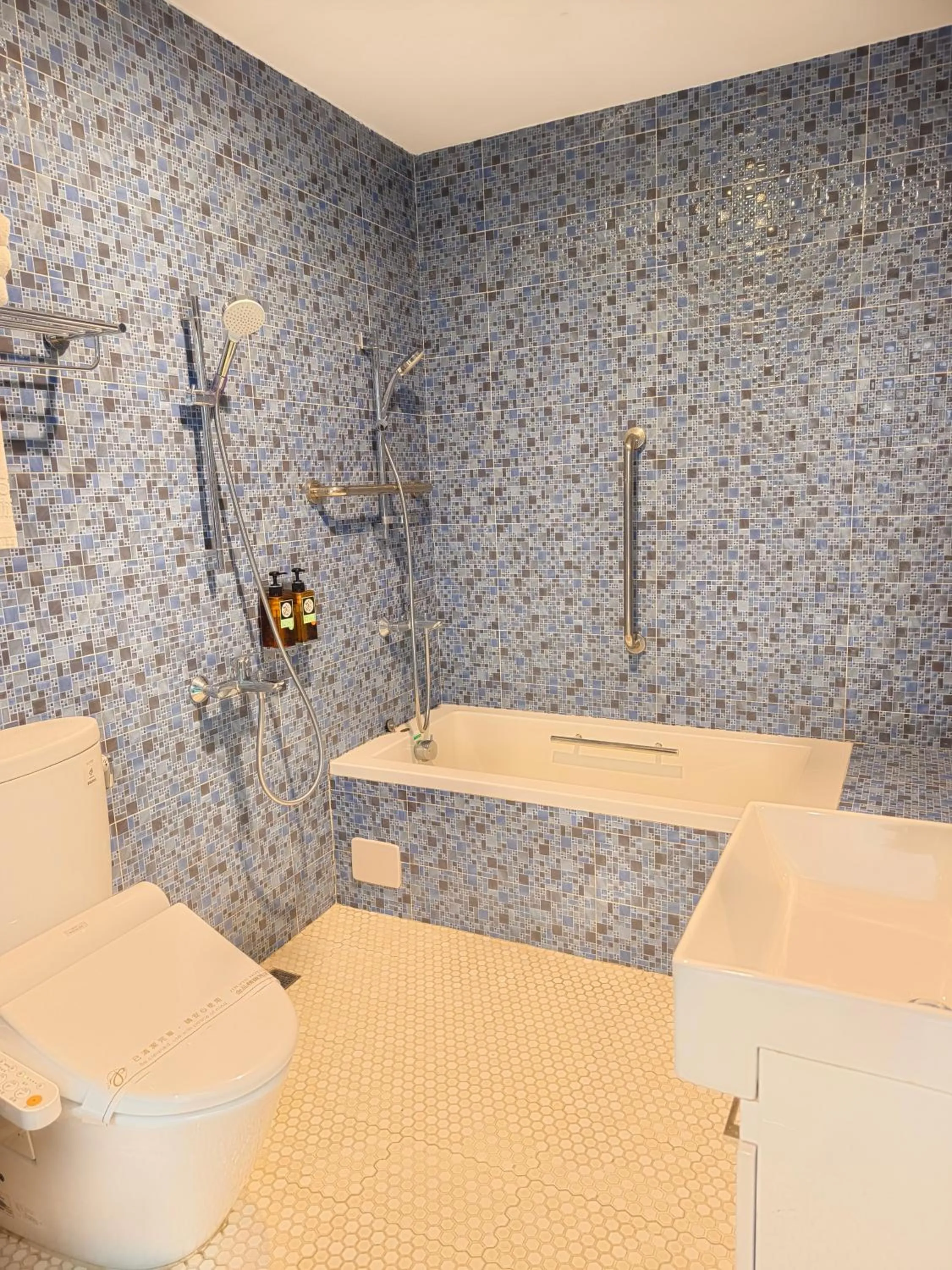 Shower in Jin Pin Hotel