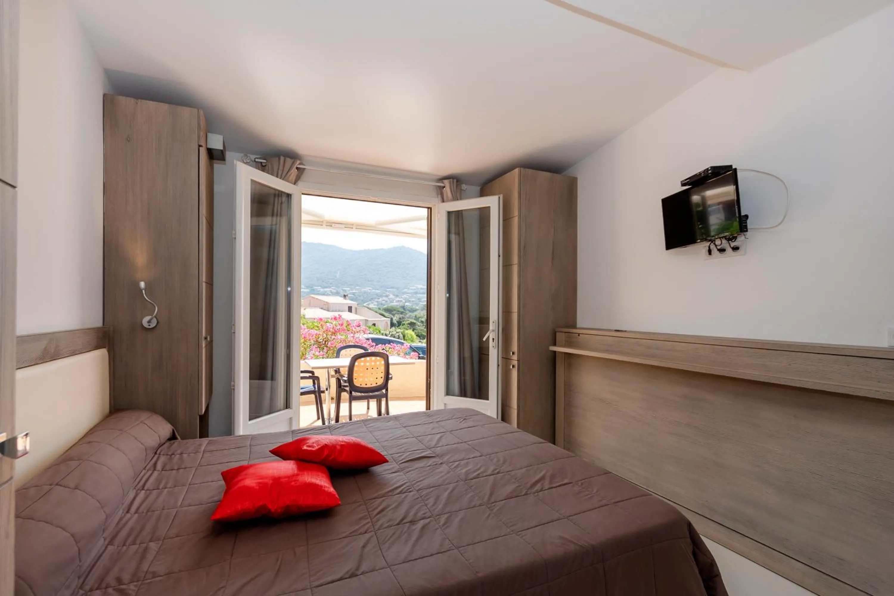 Photo of the whole room, Bed in Hôtel et Résidence Ta Kladia - Omigna