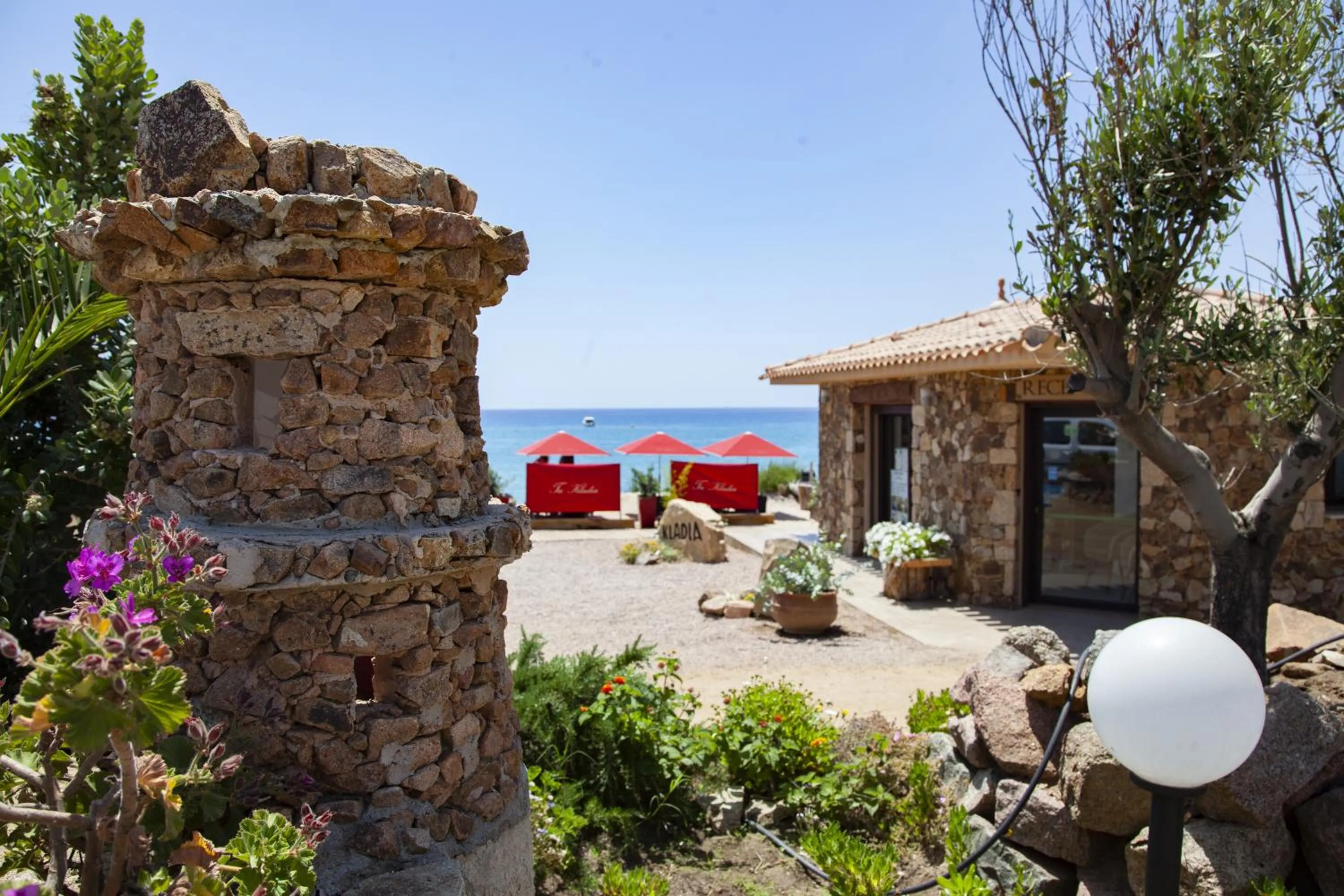 Facade/entrance in Hôtel et Résidence Ta Kladia - Omigna