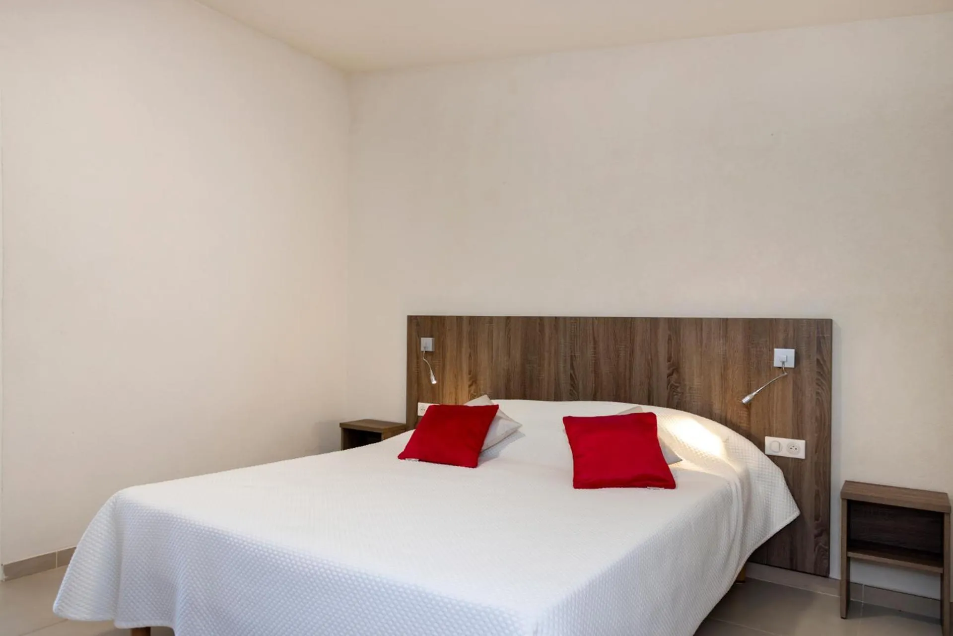 Photo of the whole room, Bed in Hôtel et Résidence Ta Kladia - Omigna