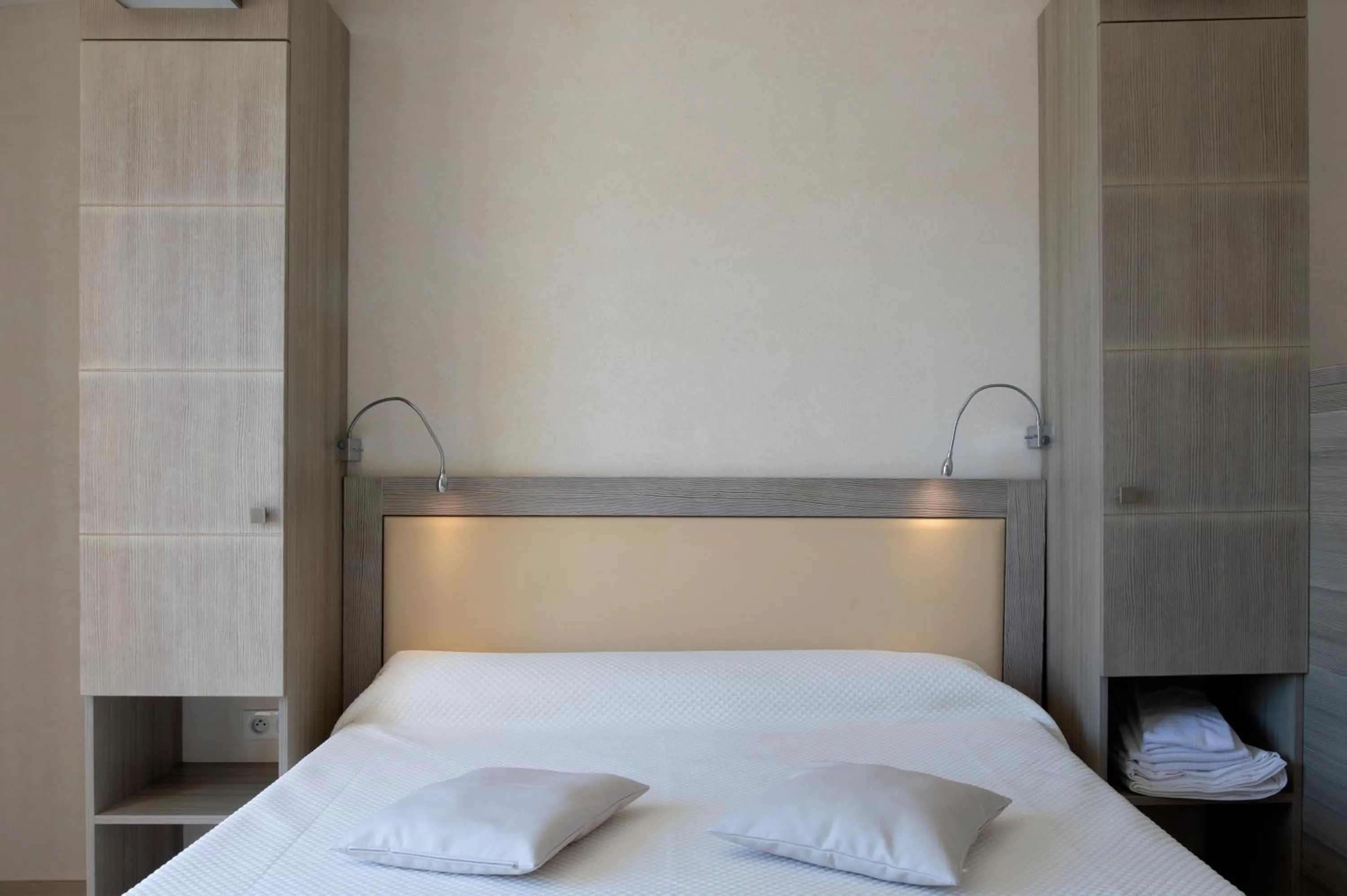 Photo of the whole room, Bed in Hôtel et Résidence Ta Kladia - Omigna