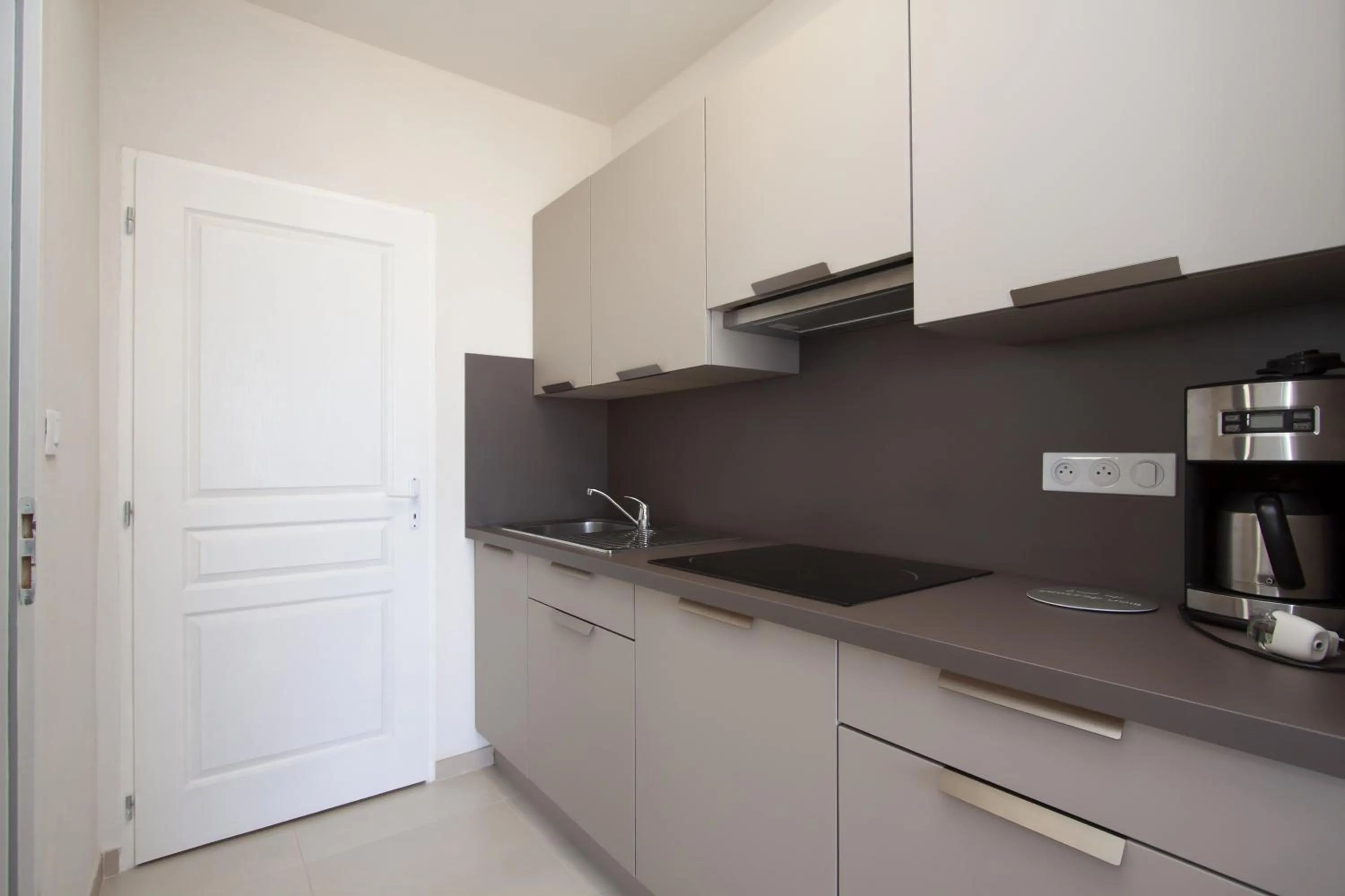 Kitchen or kitchenette in Hôtel et Résidence Ta Kladia - Omigna