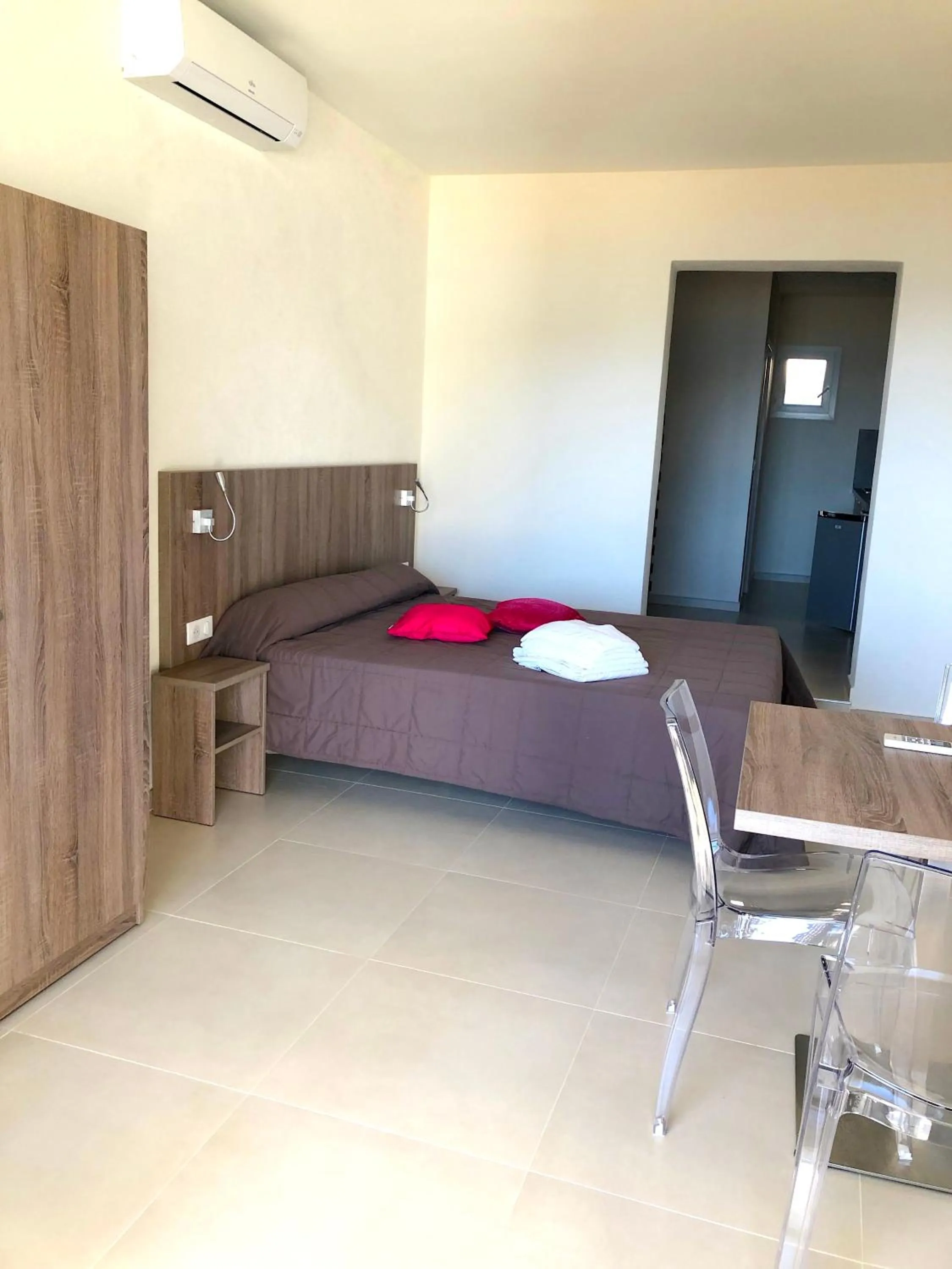 Photo of the whole room, Bed in Hôtel et Résidence Ta Kladia - Omigna