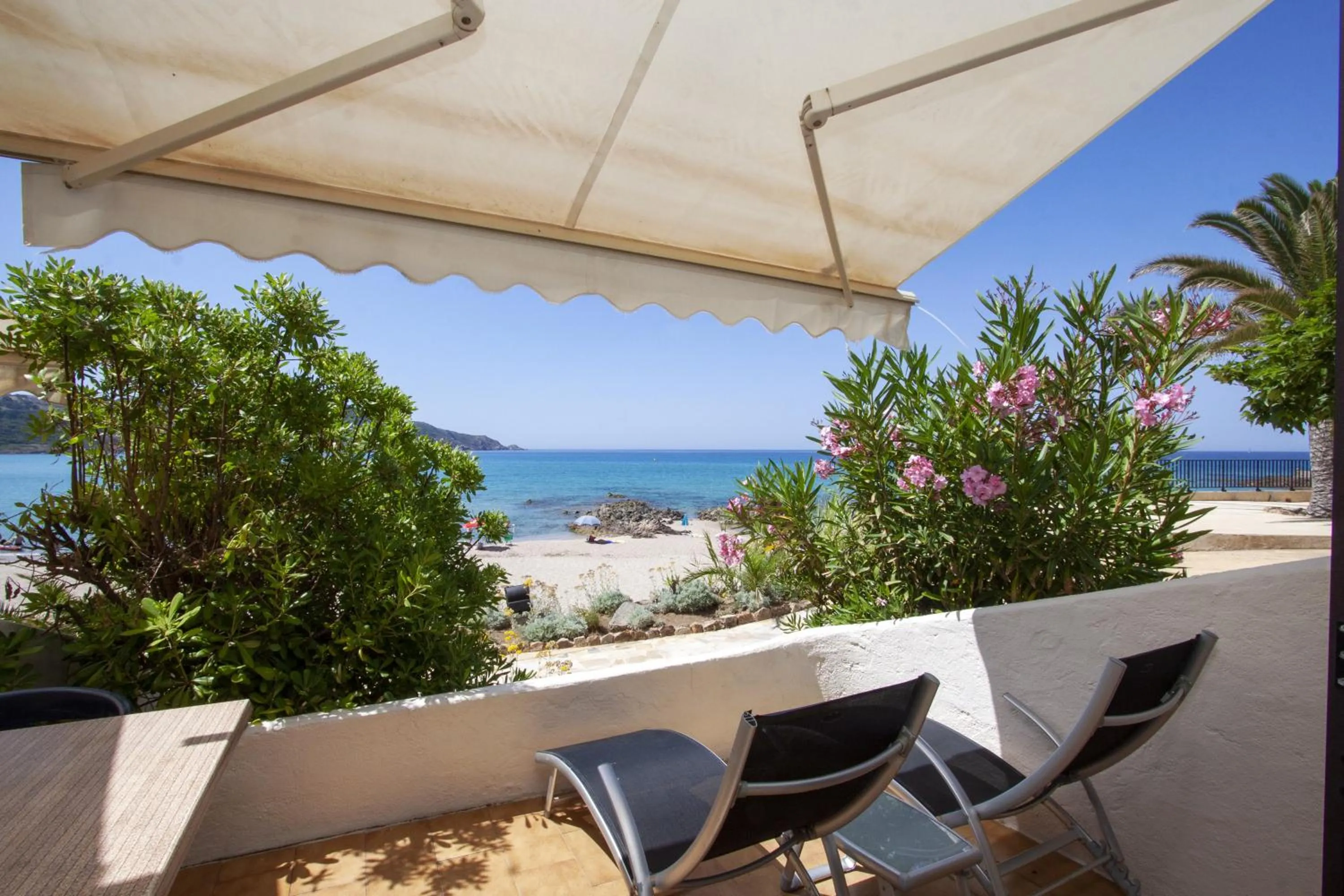 Balcony/Terrace in Hôtel et Résidence Ta Kladia - Omigna