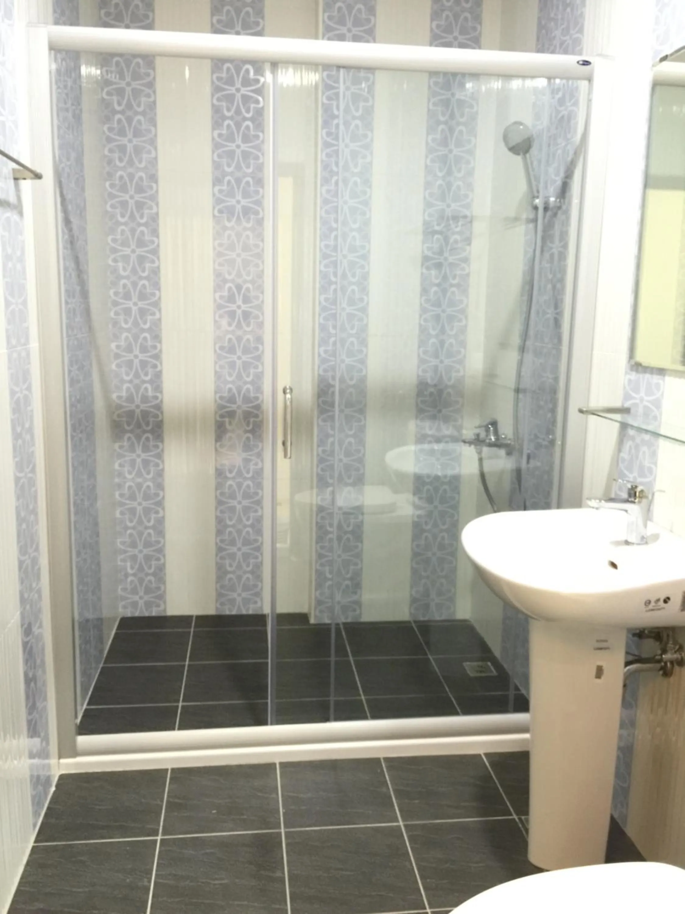 Shower in Slowly inn