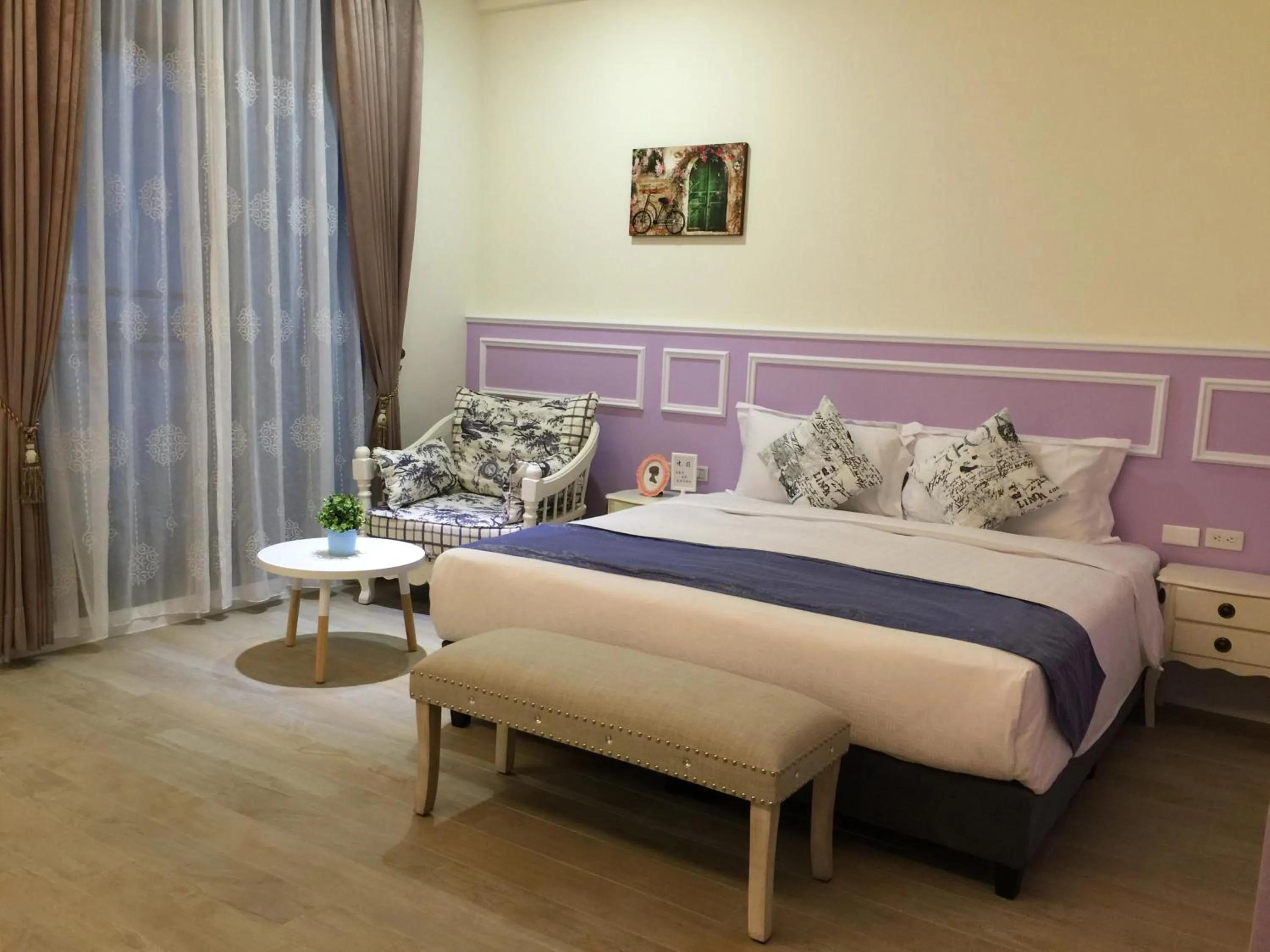 Bedroom, Bed in Slowly inn