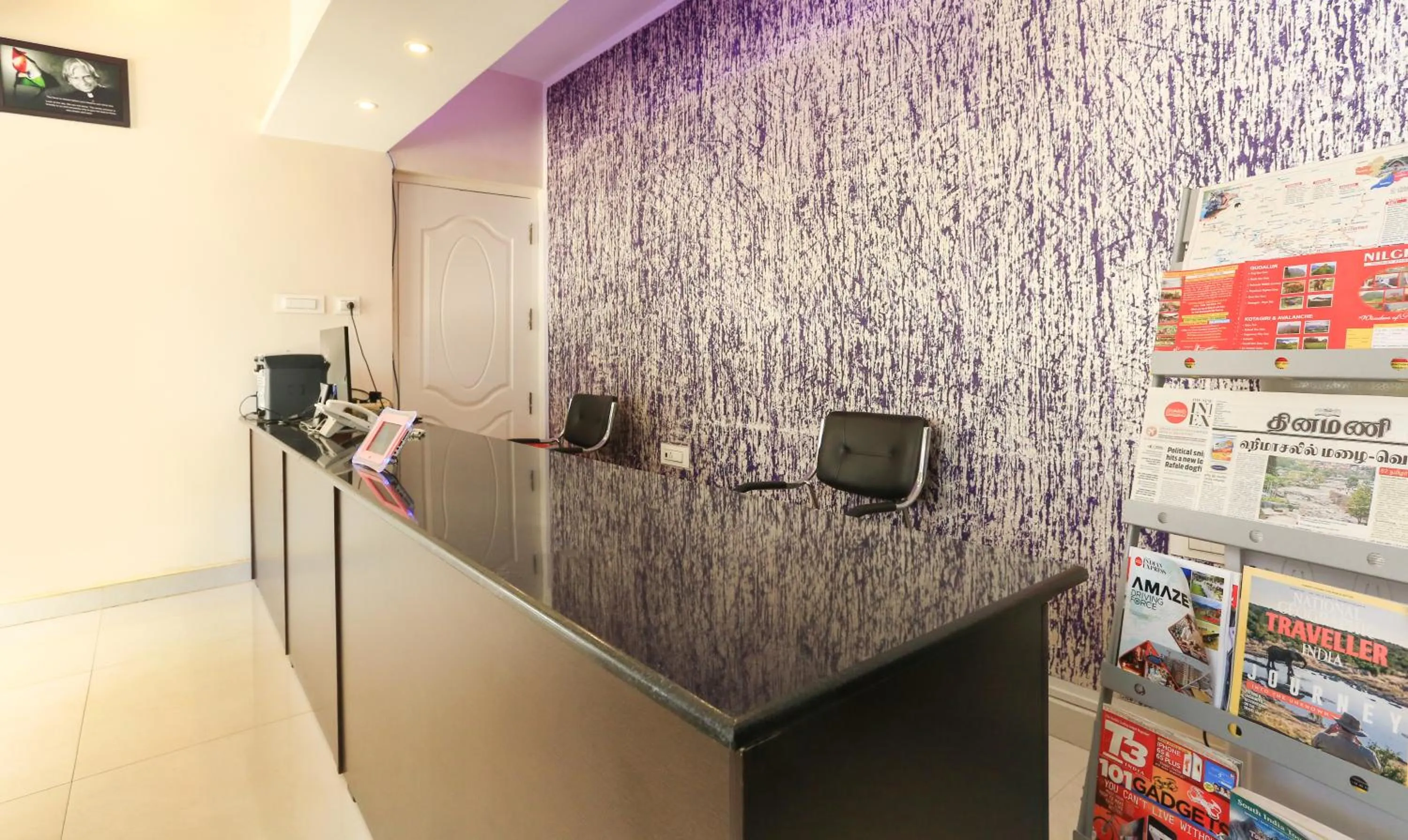 Lobby or reception in Treebo Light House, 900 Mtrs From Botanical Garden