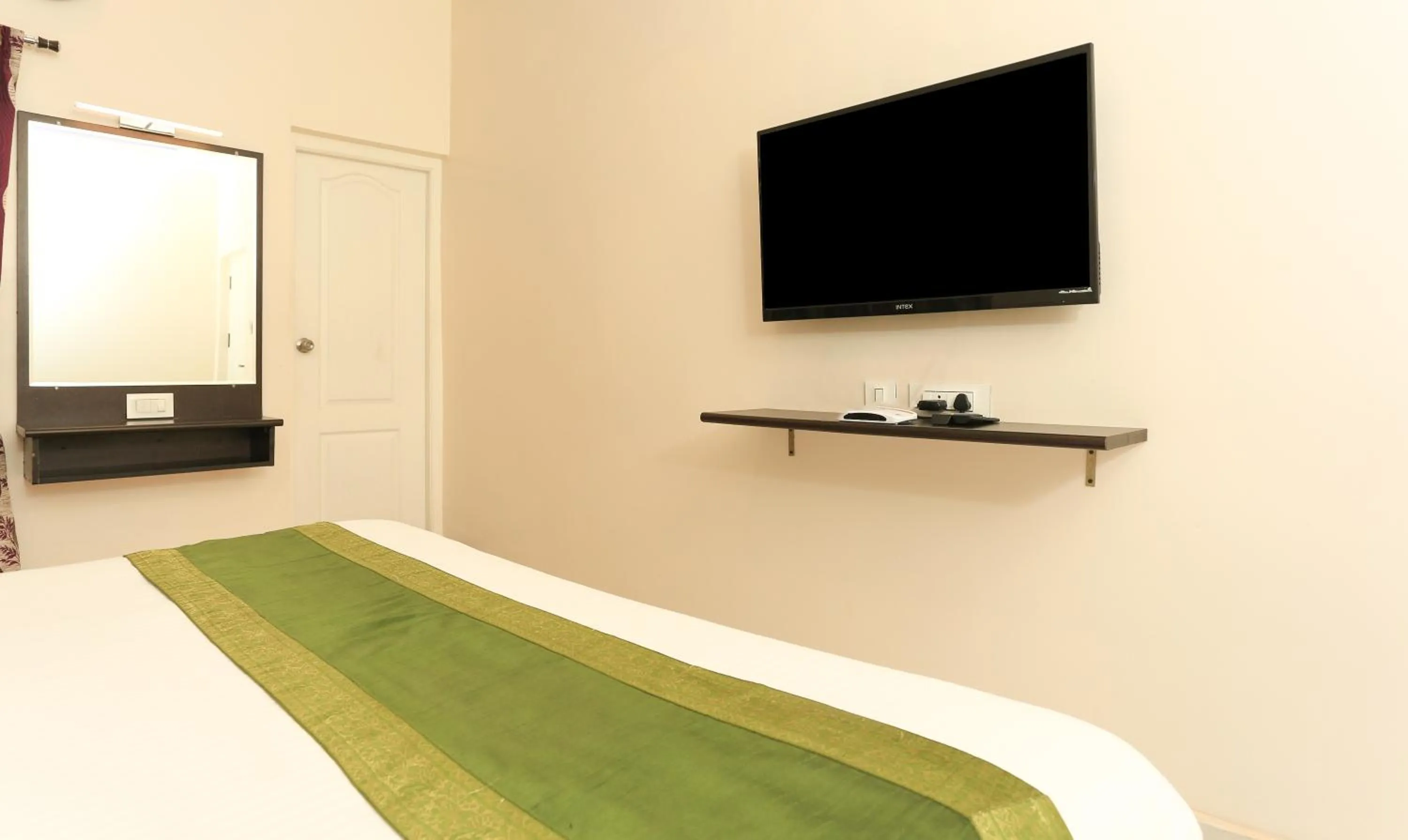 Bed in Treebo Light House, 900 Mtrs From Botanical Garden