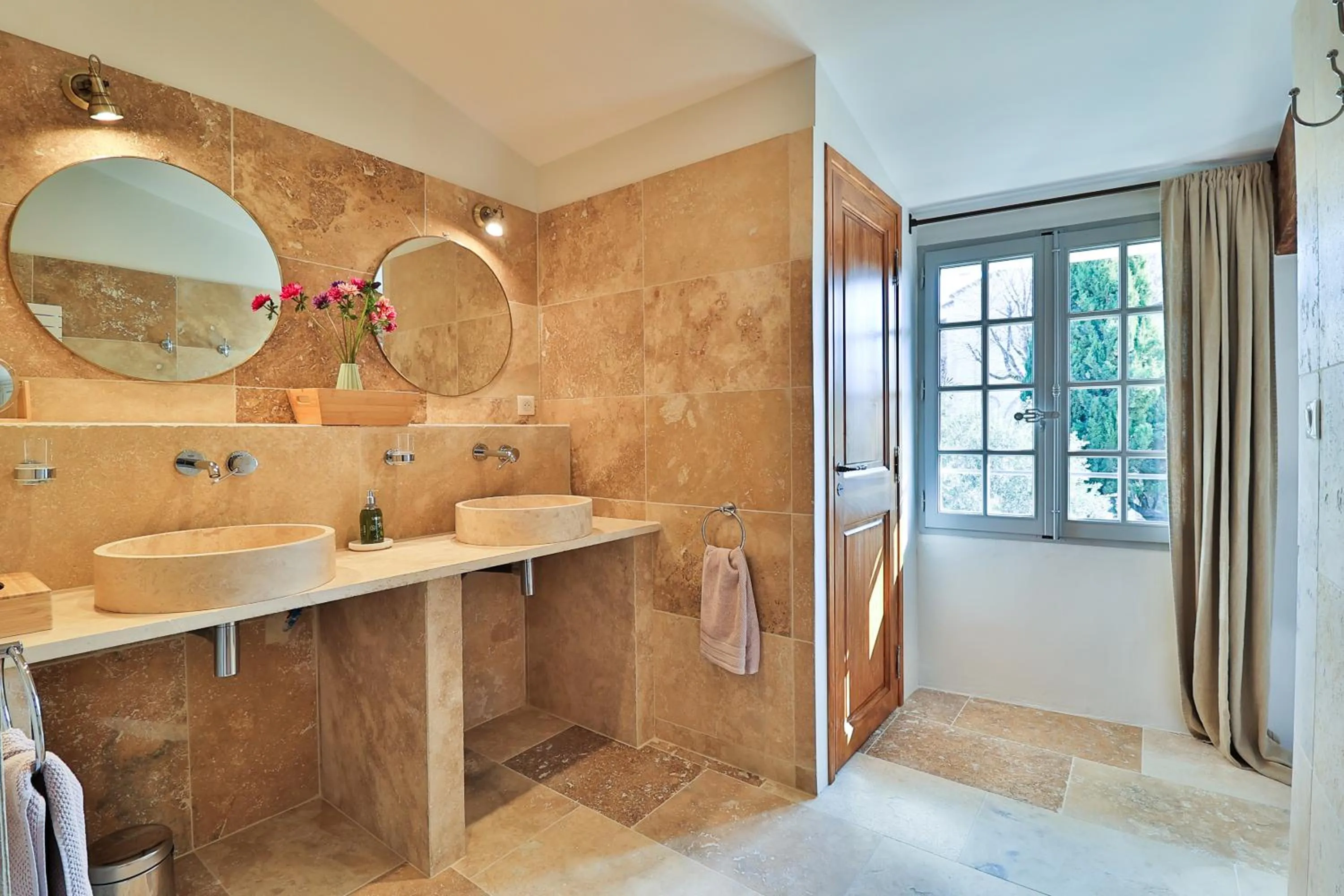 Bathroom in Le Jardin de Mazan