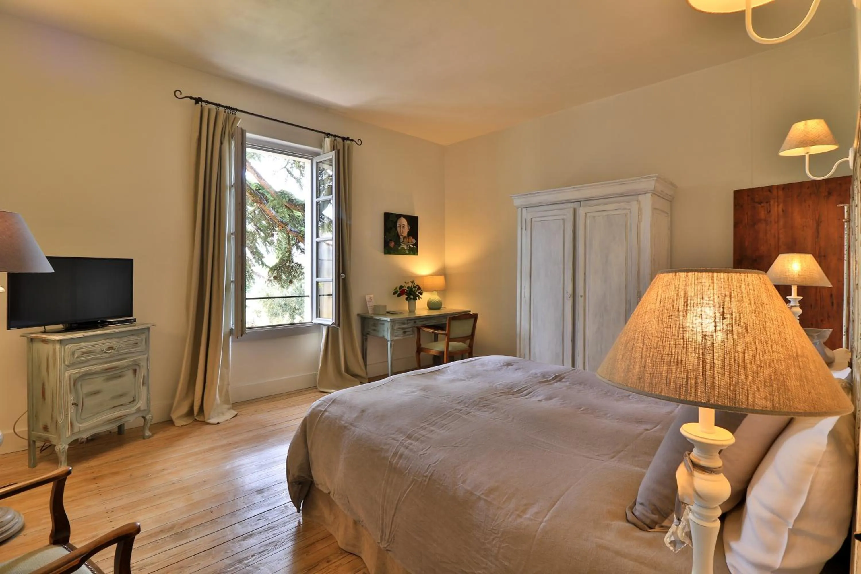 Photo of the whole room, Bed in Le Jardin de Mazan