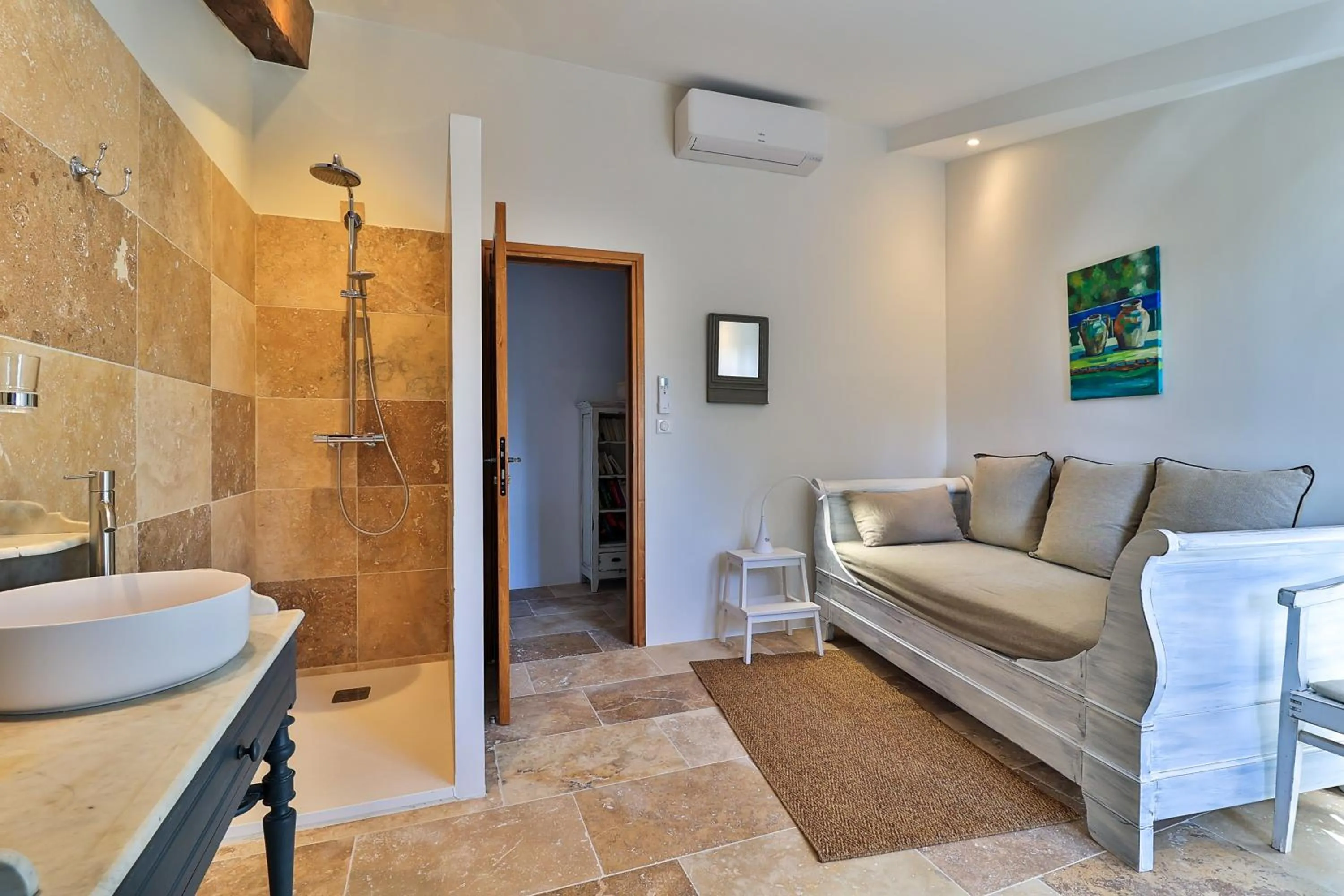 Seating area in Le Jardin de Mazan