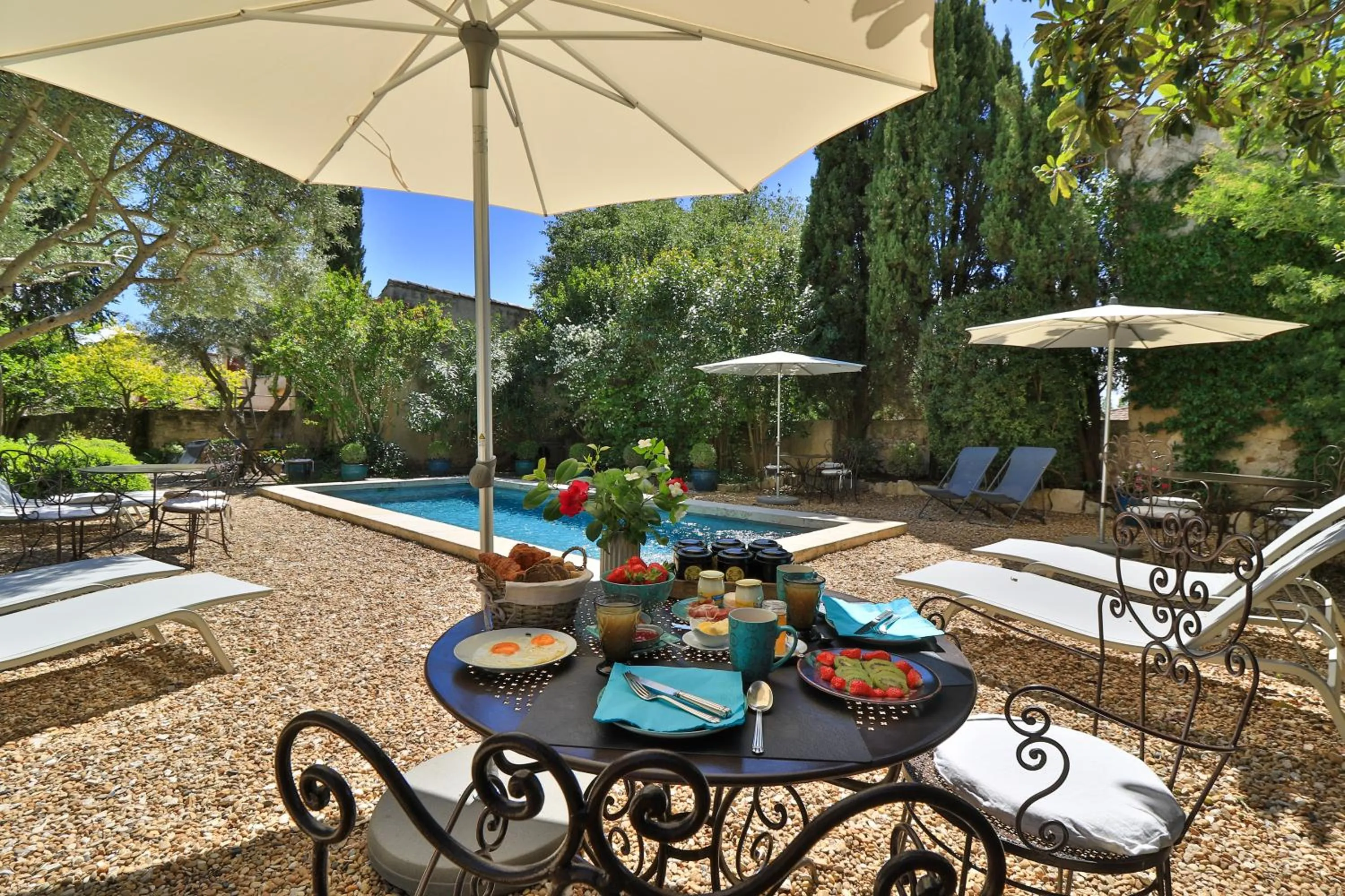 Breakfast in Le Jardin de Mazan