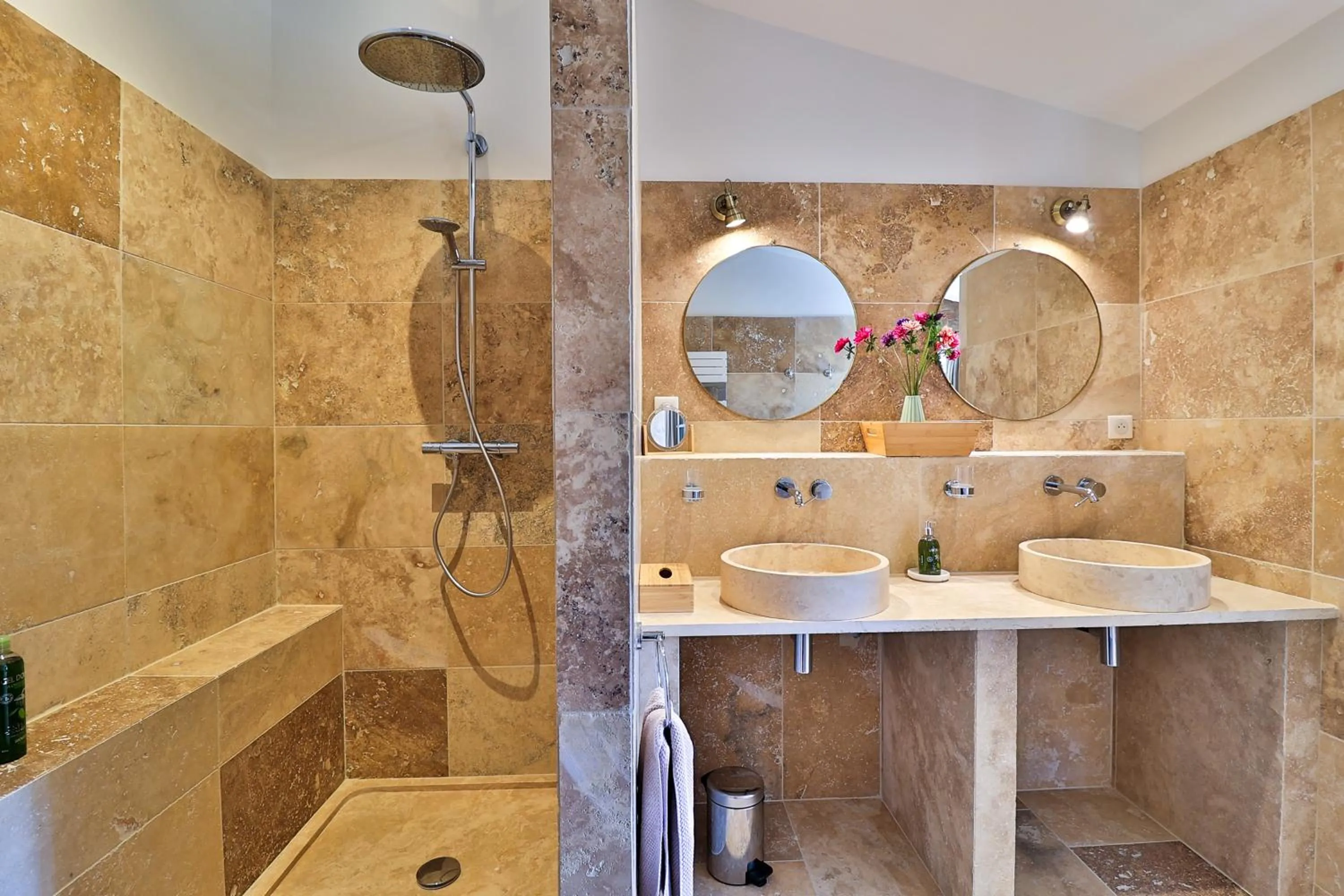 Bathroom in Le Jardin de Mazan