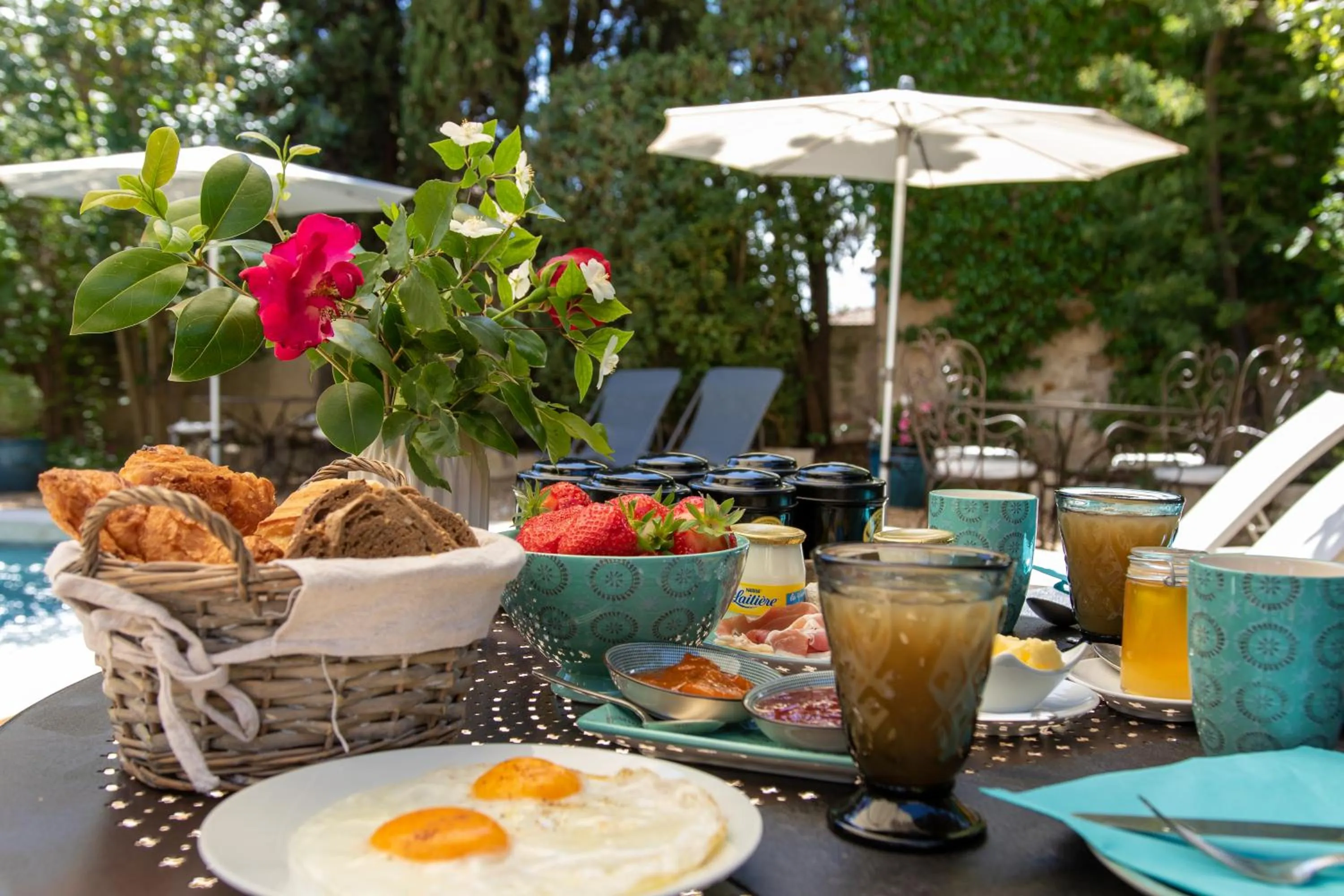 Breakfast in Le Jardin de Mazan