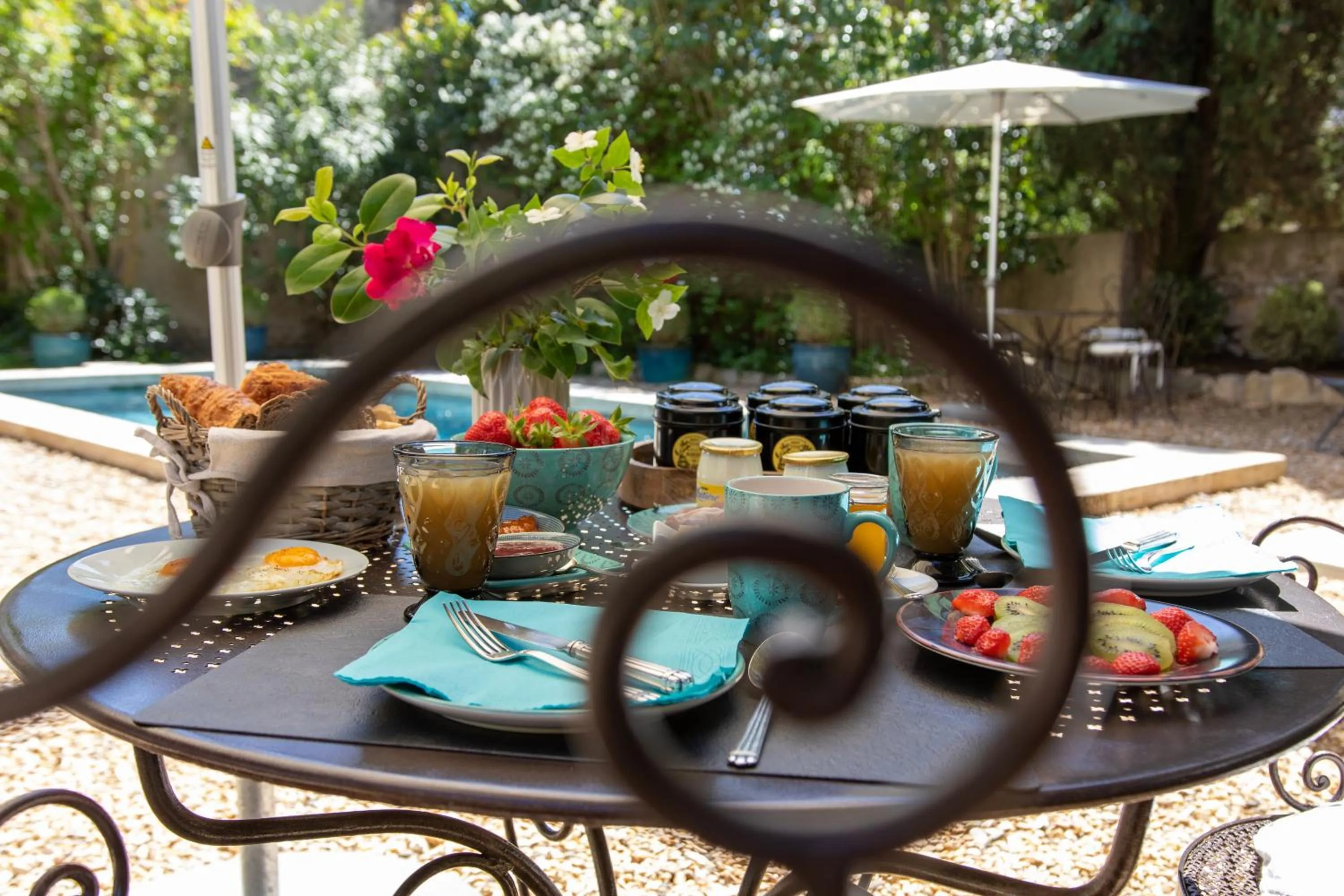 Breakfast in Le Jardin de Mazan