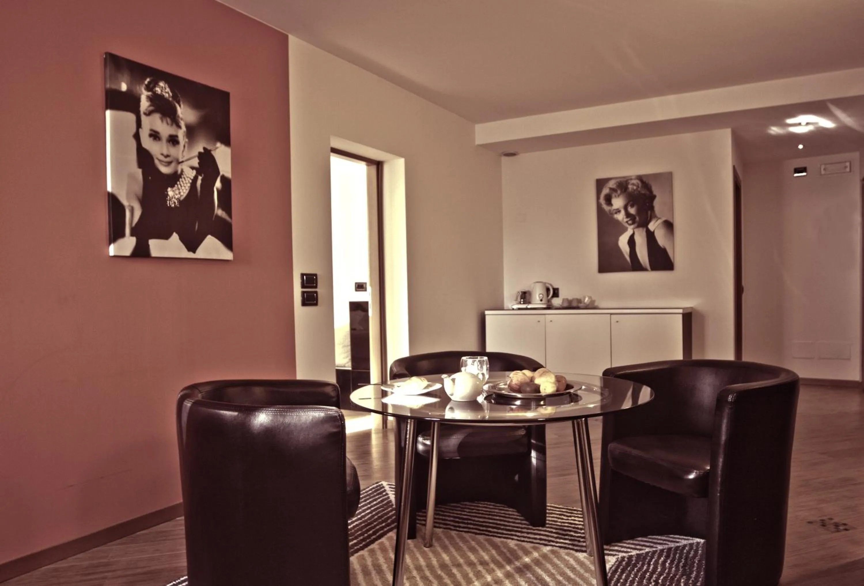 Photo of the whole room in Marco Polo