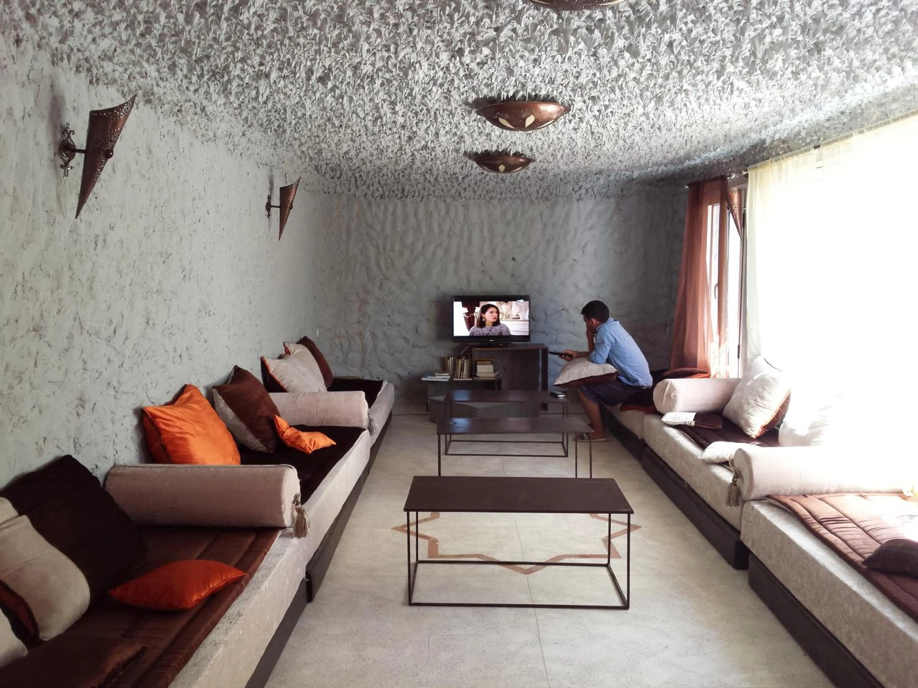 Communal lounge/ TV room in Riad Tazawa