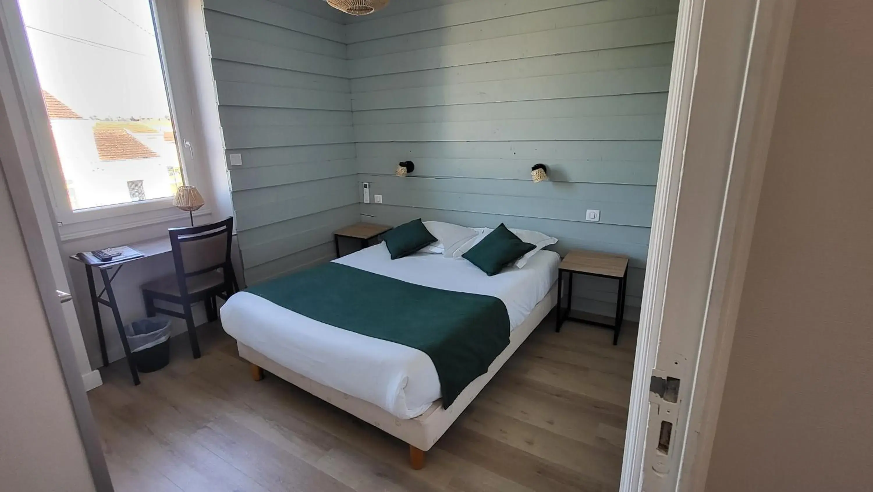 Budget Double Room with Street View in Le Relax Budget Double Room with Street View in Le Relax