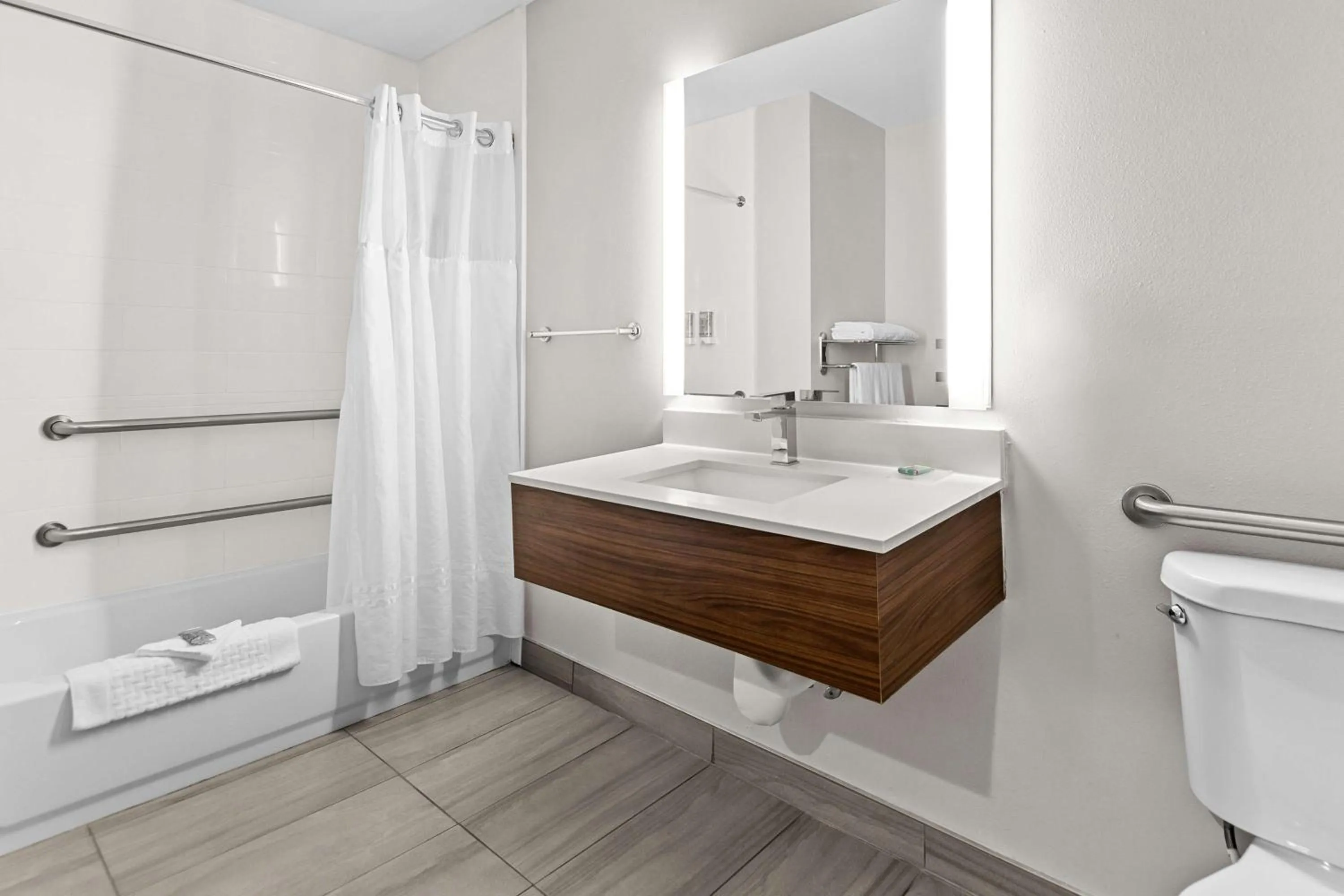 Bathroom in Best Western Niceville - Eglin AFB Hotel