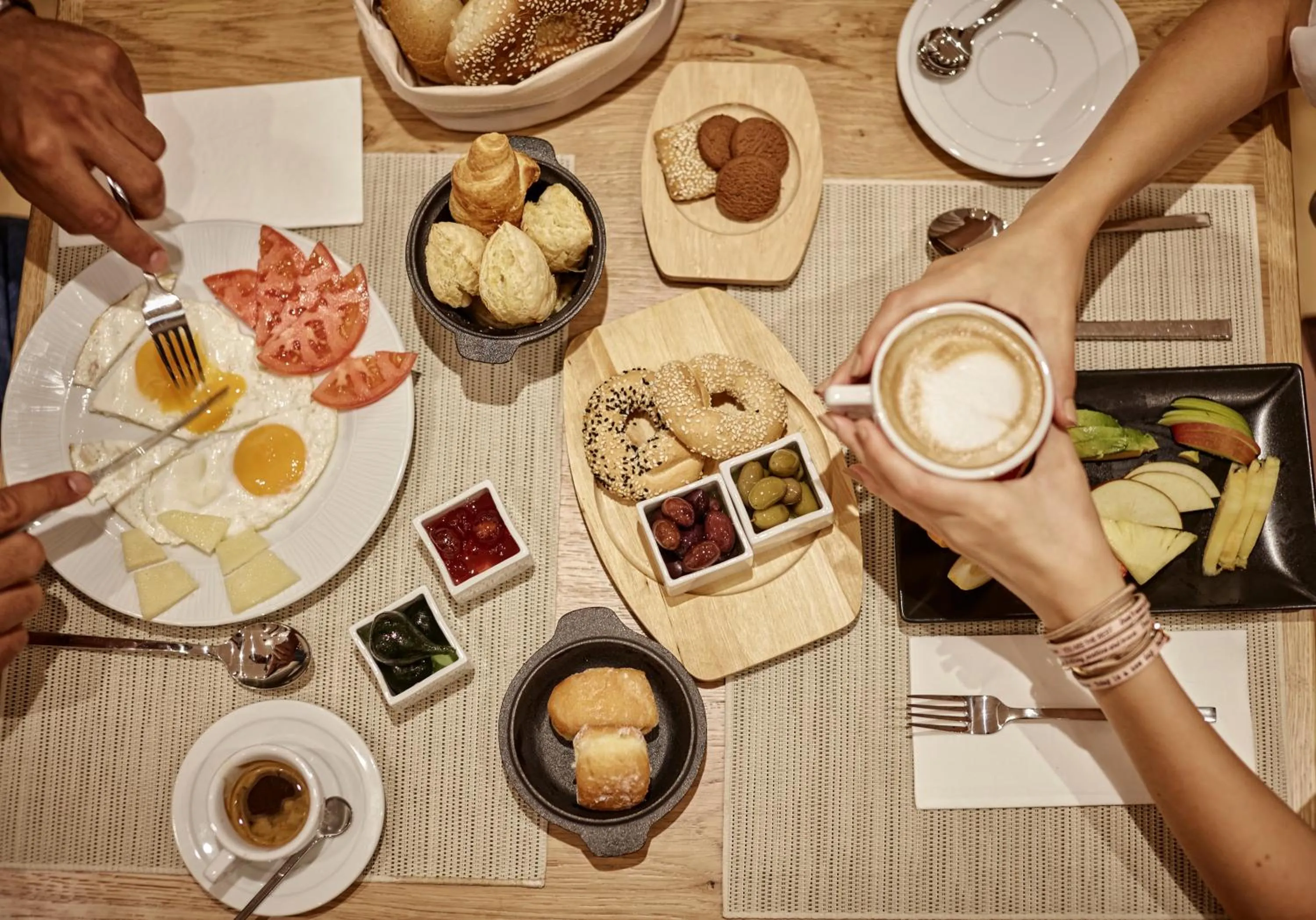 Restaurant/places to eat in Olive Green Hotel