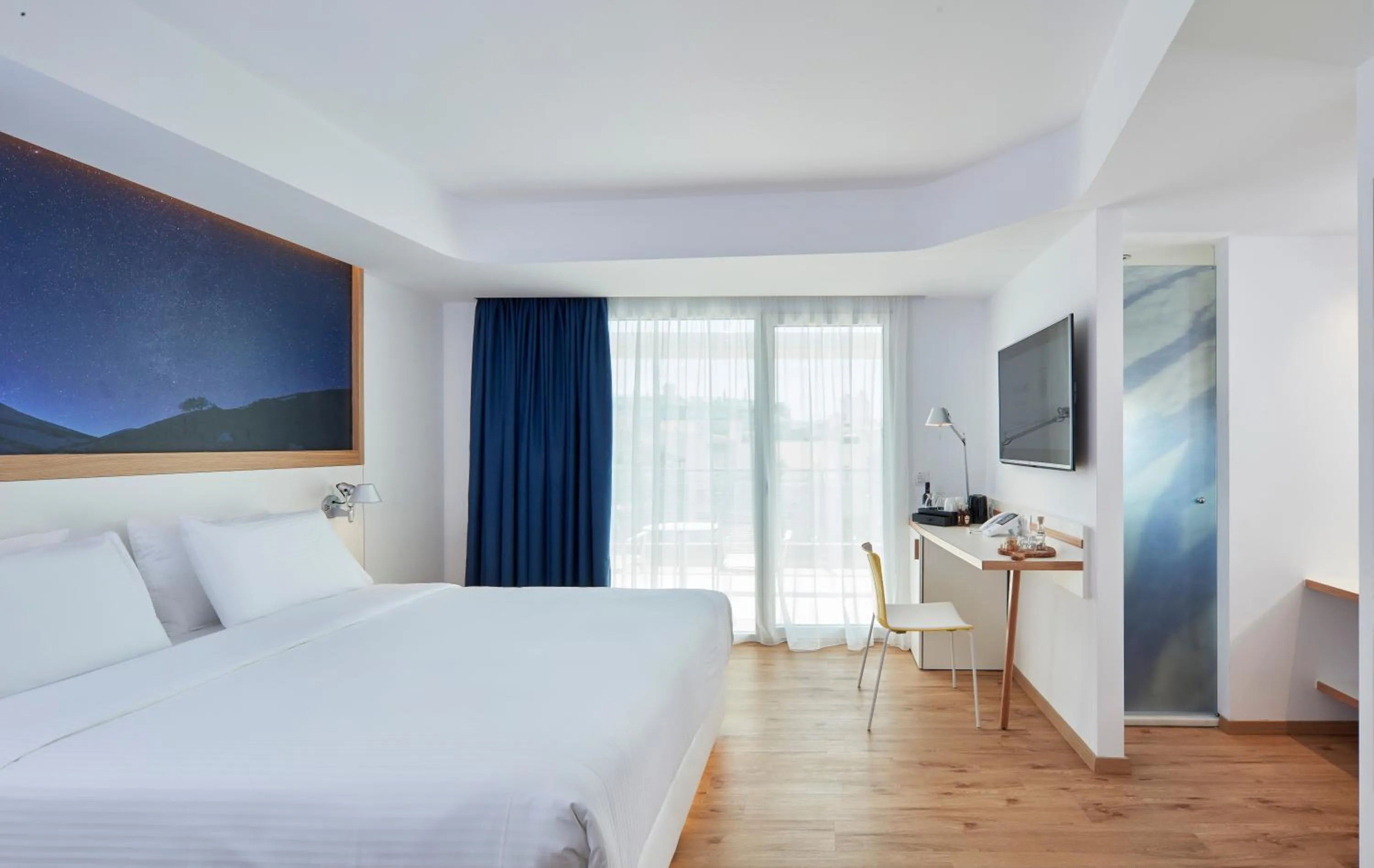 Shower, Bed in Olive Green Hotel