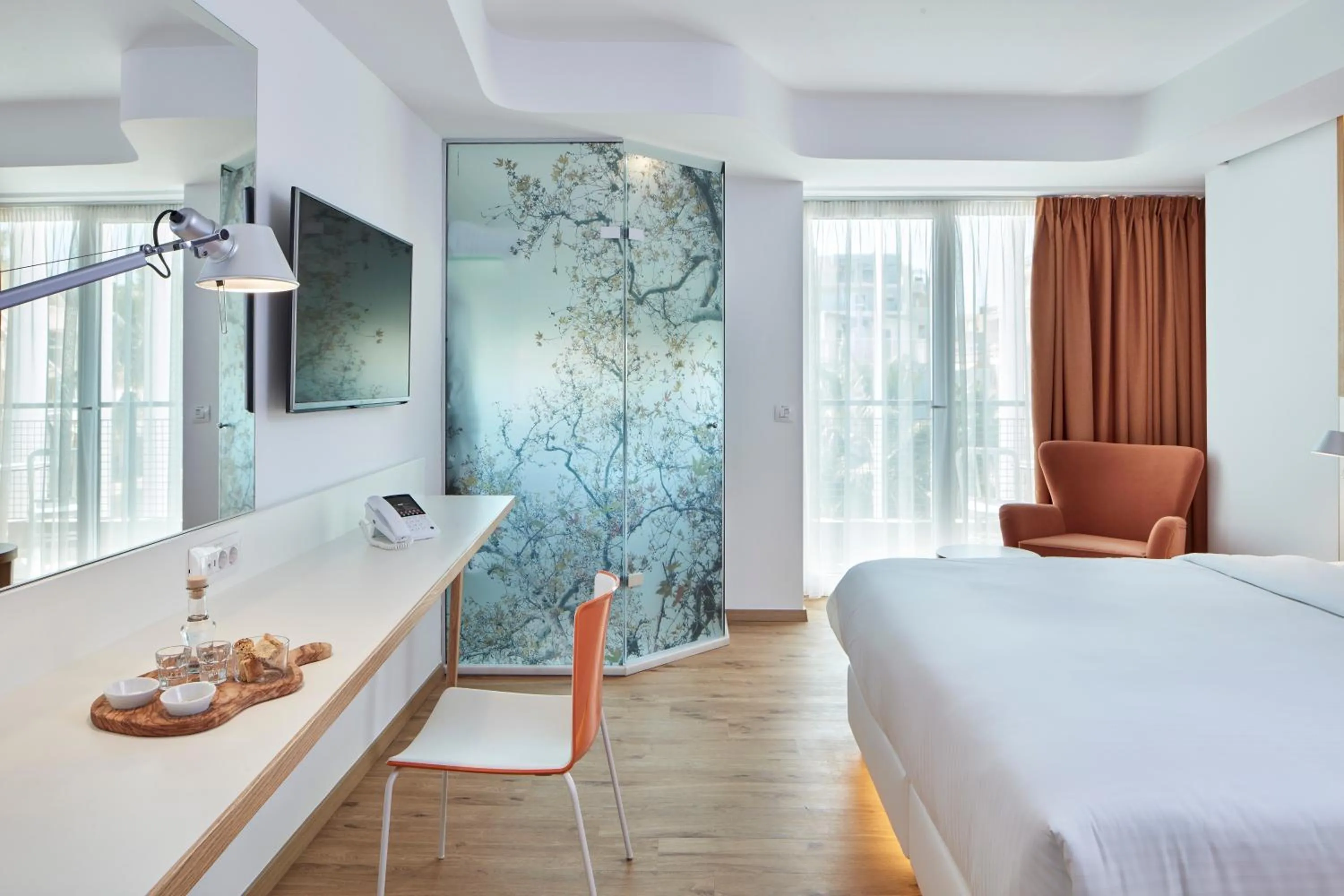 Shower, Bed in Olive Green Hotel