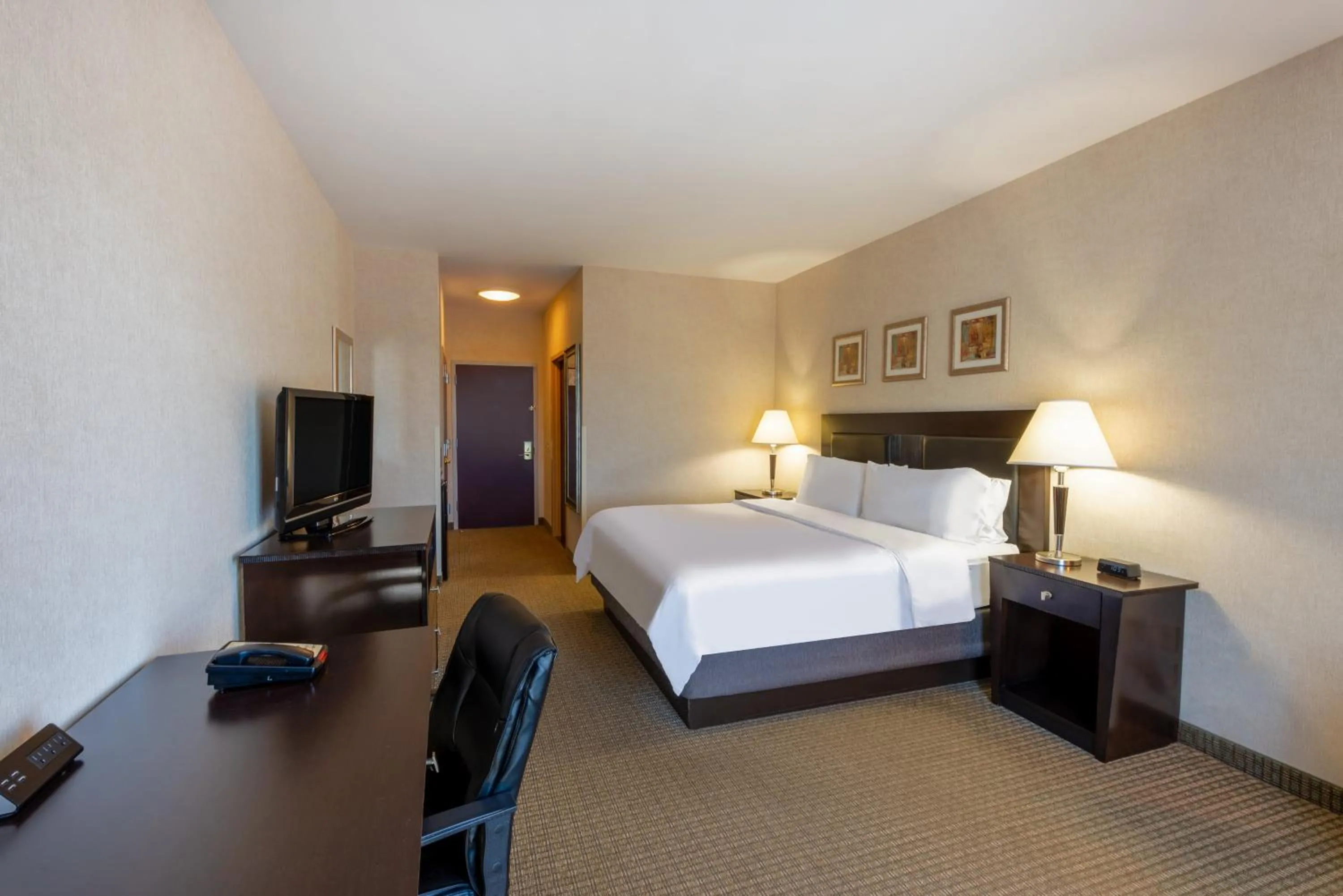 Photo of the whole room, Bed in Holiday Inn Express Hotel & Suites Erie an IHG Hotel