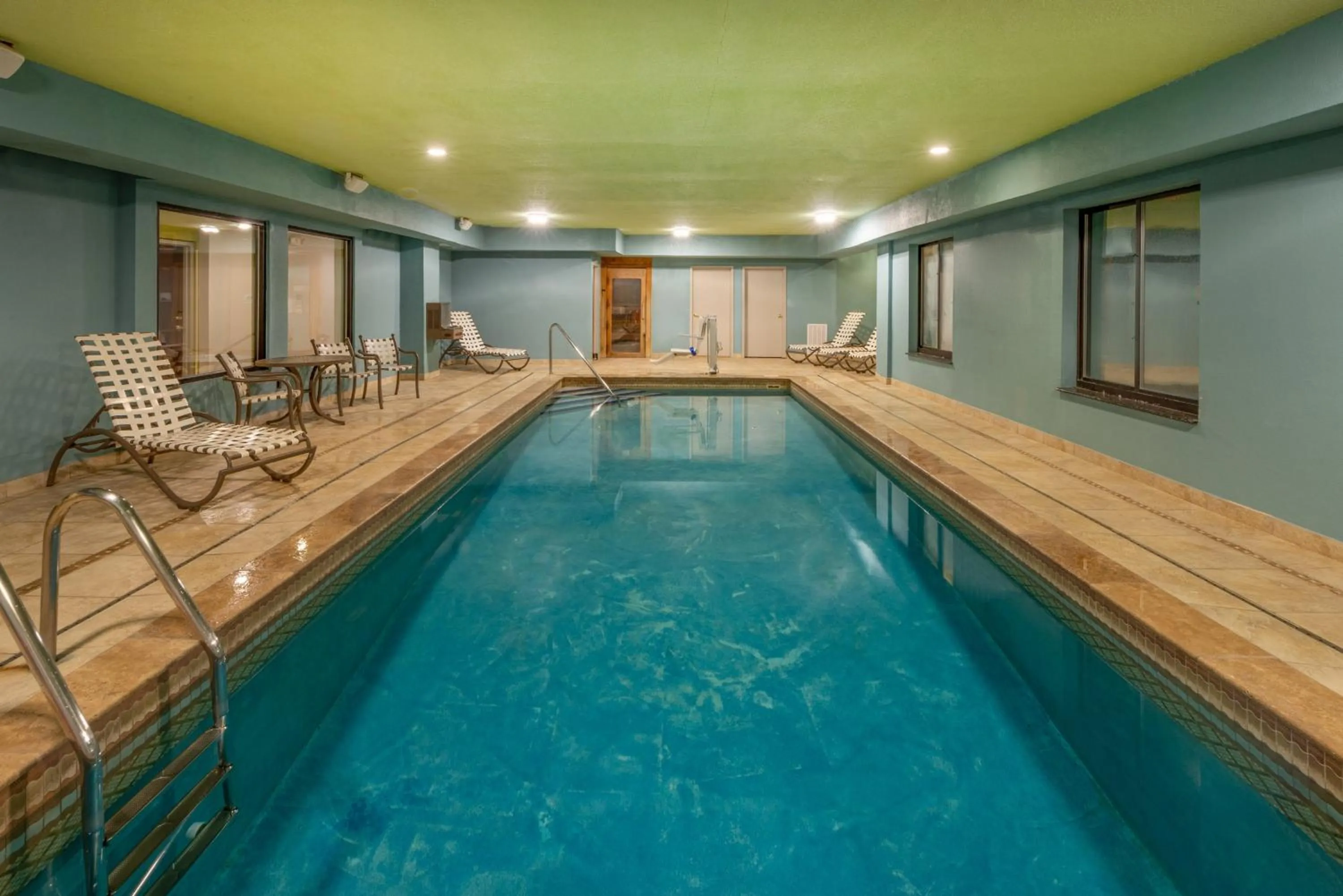 Swimming pool in Holiday Inn Express Hotel & Suites Erie an IHG Hotel