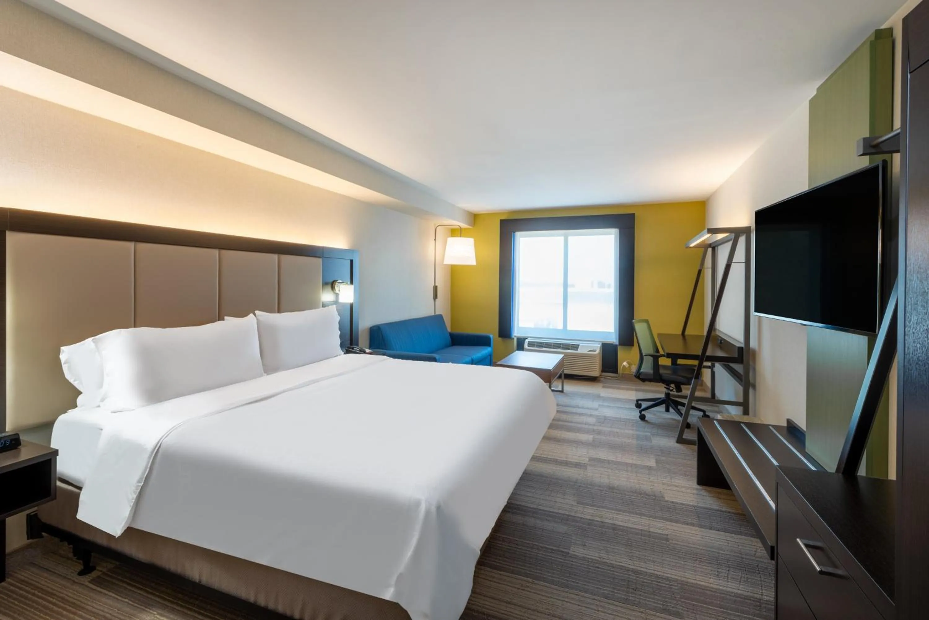 Photo of the whole room, Bed in Holiday Inn Express Hotel & Suites Erie an IHG Hotel