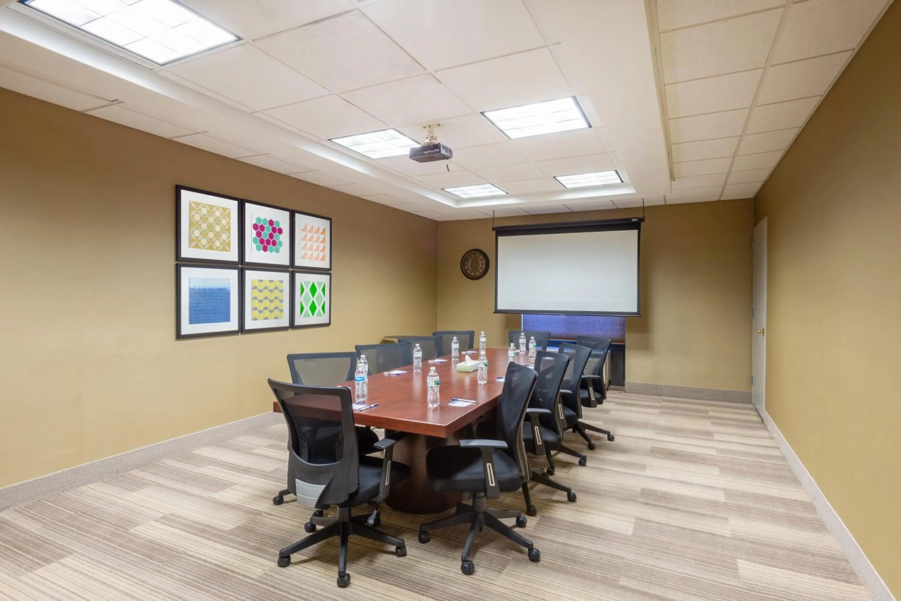 Meeting/conference room in Holiday Inn Express Hotel & Suites Erie an IHG Hotel