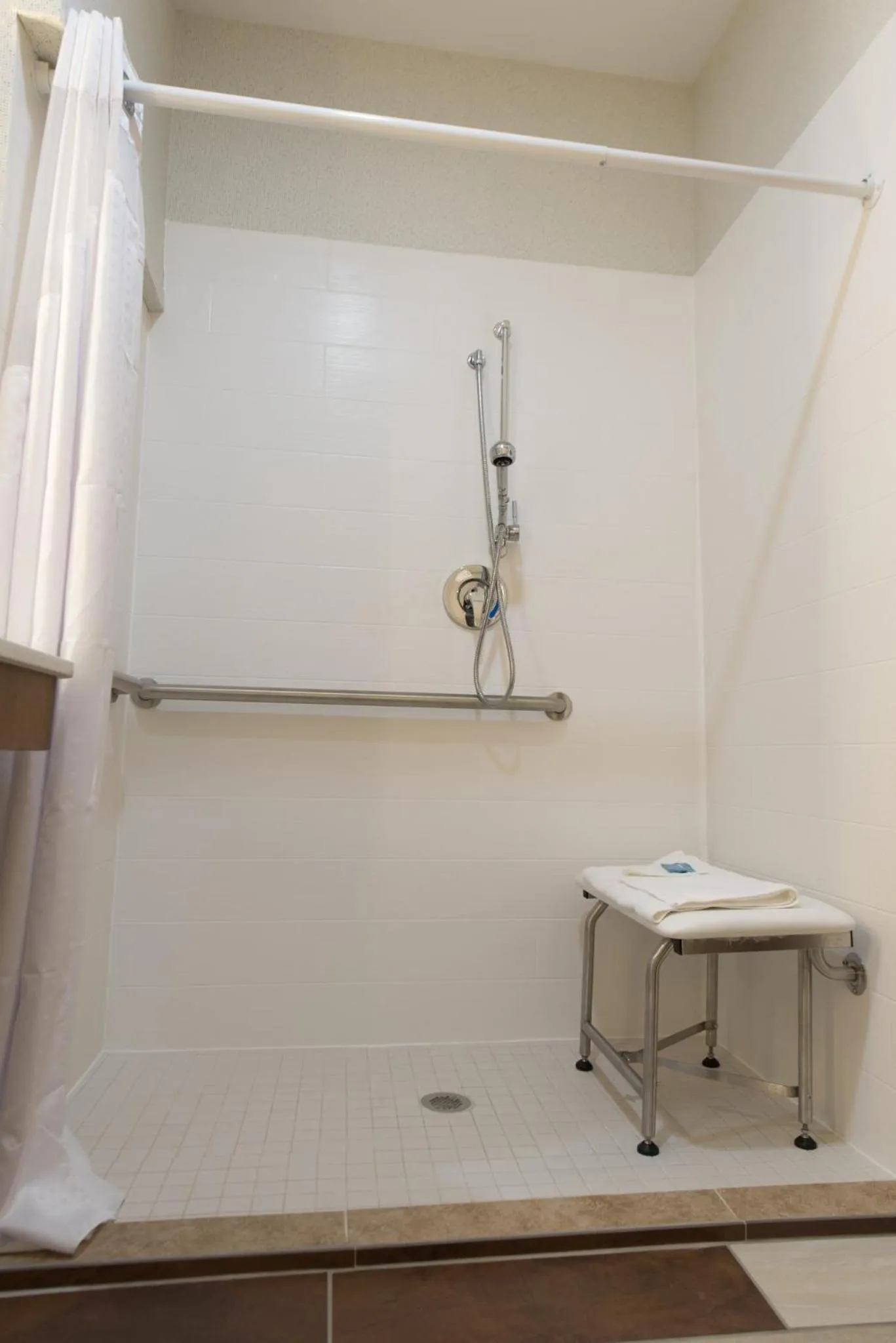 Photo of the whole room in Holiday Inn Express Hotel & Suites Erie an IHG Hotel