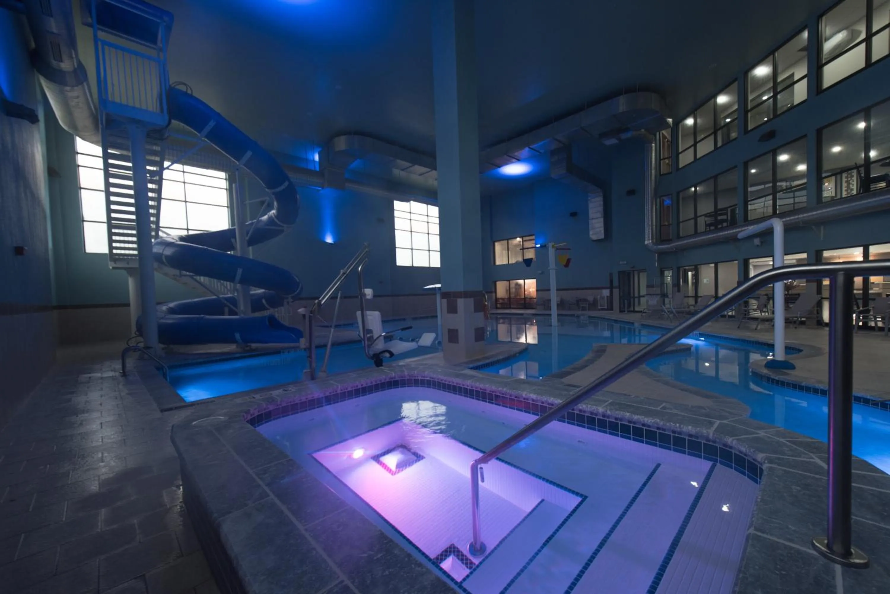 Swimming pool in Holiday Inn Express Hotel & Suites Erie an IHG Hotel