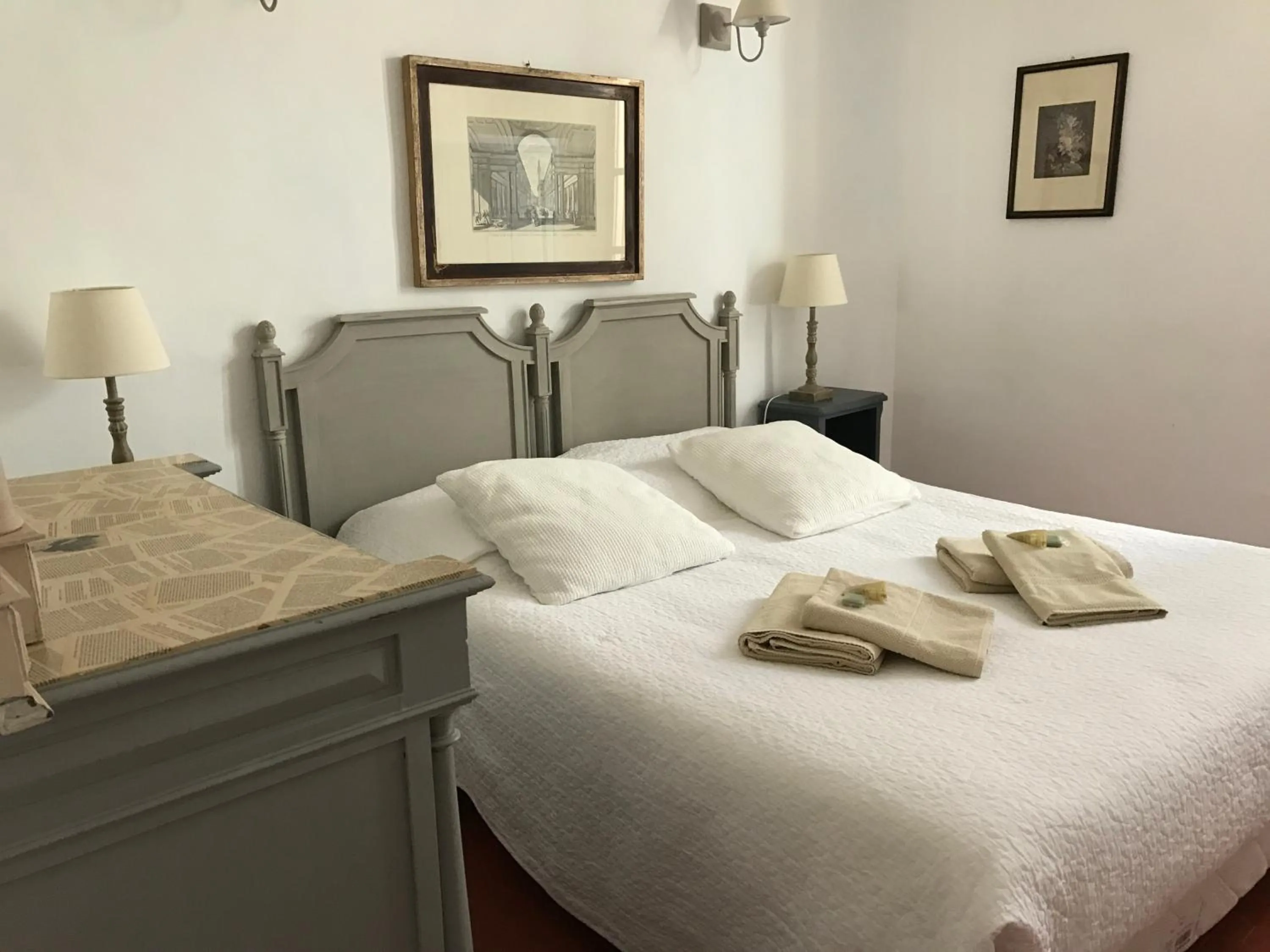 Decorative detail, Bed in Hôtel Particulier des Lumières