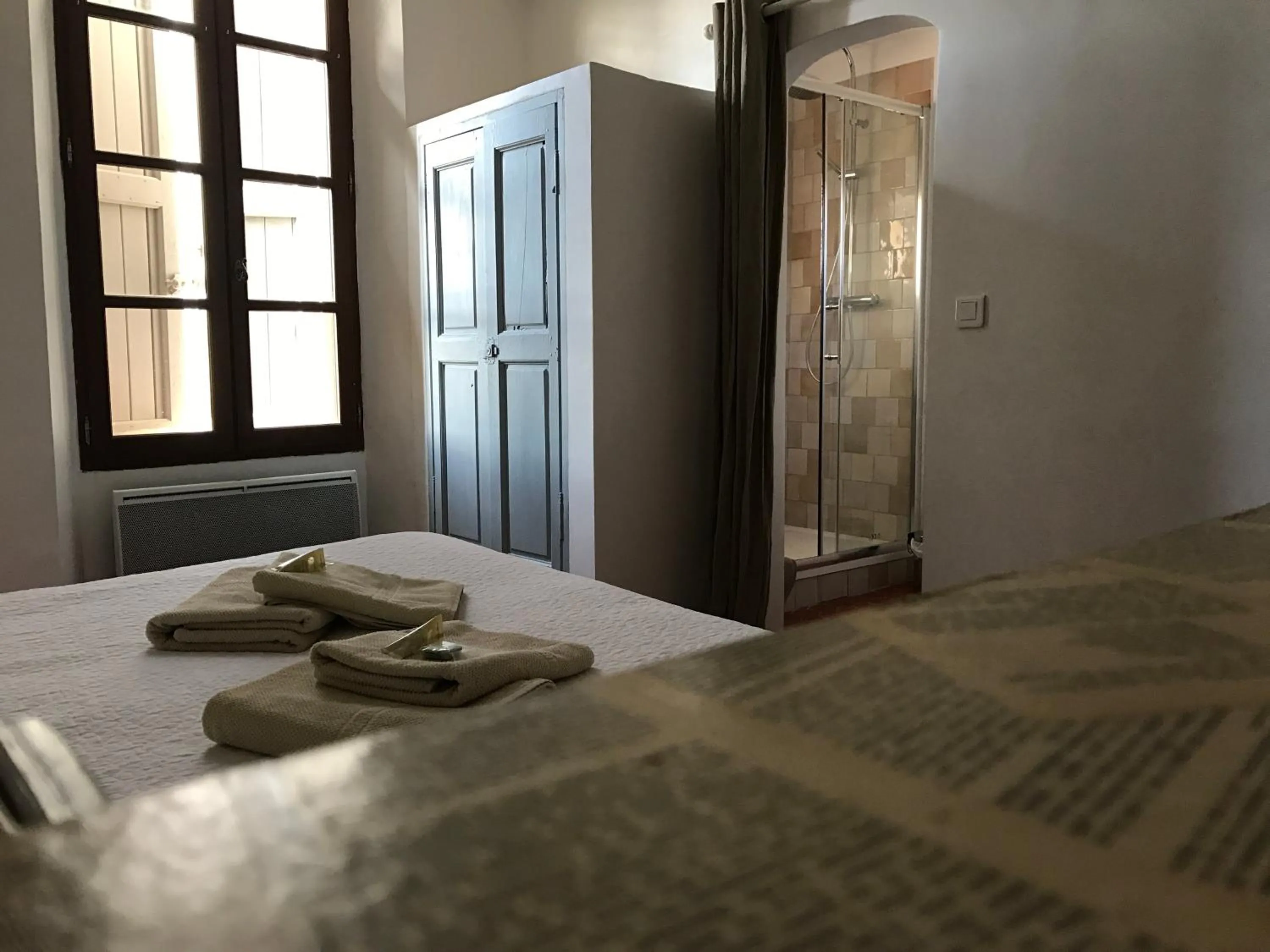 Photo of the whole room, Bed in Hôtel Particulier des Lumières