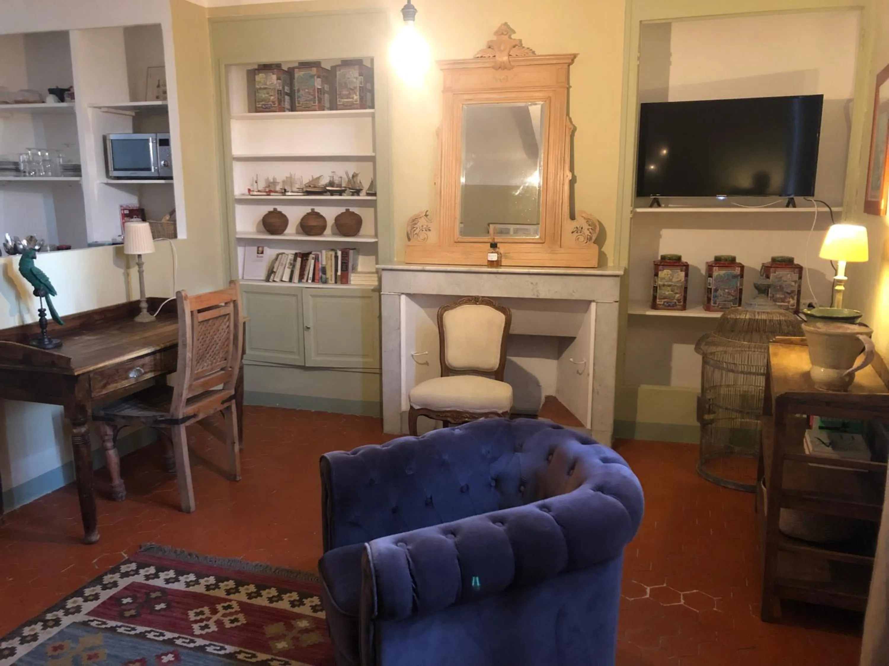 Communal lounge/ TV room in Hôtel Particulier des Lumières