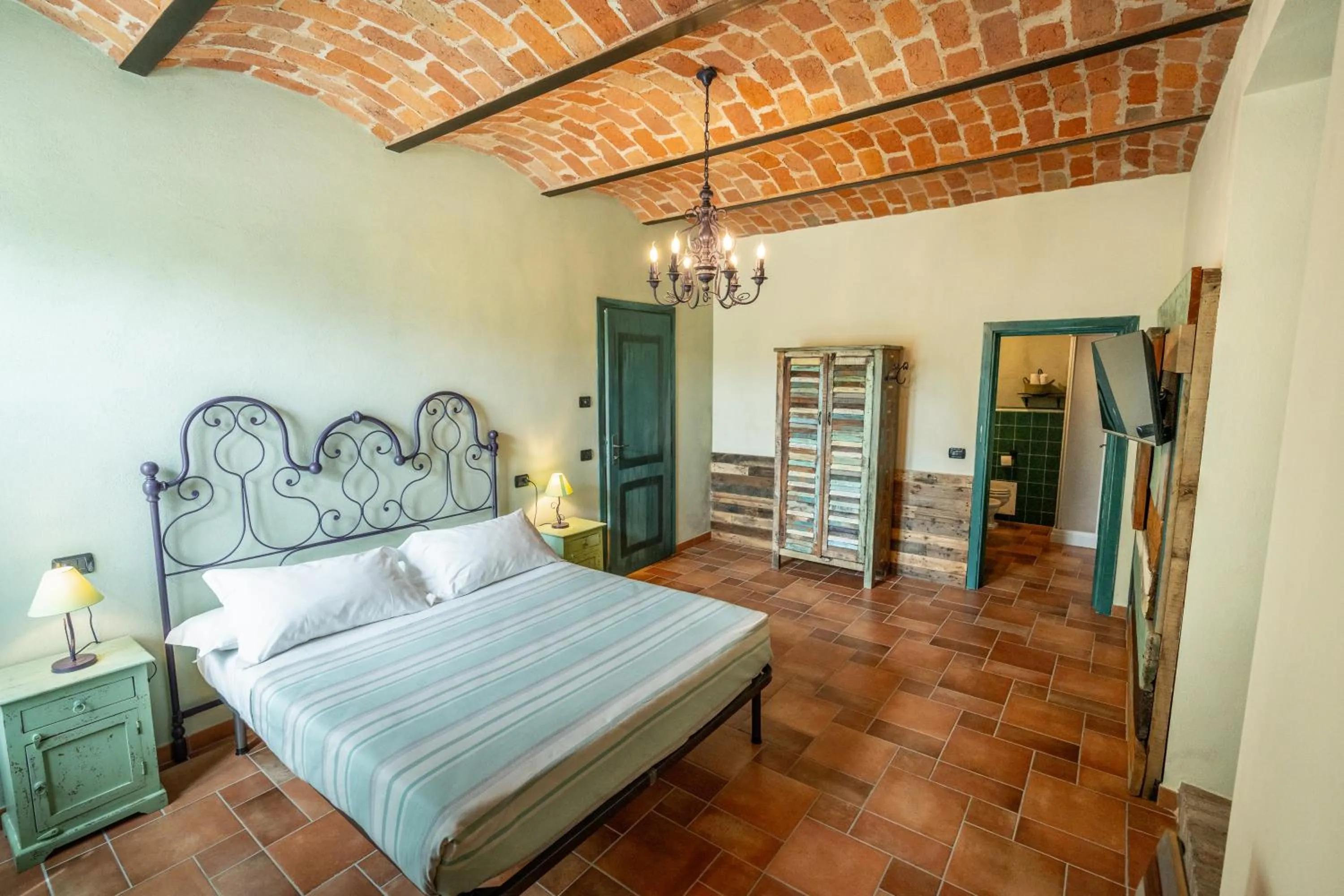 Photo of the whole room in Gilda e i suoi amici