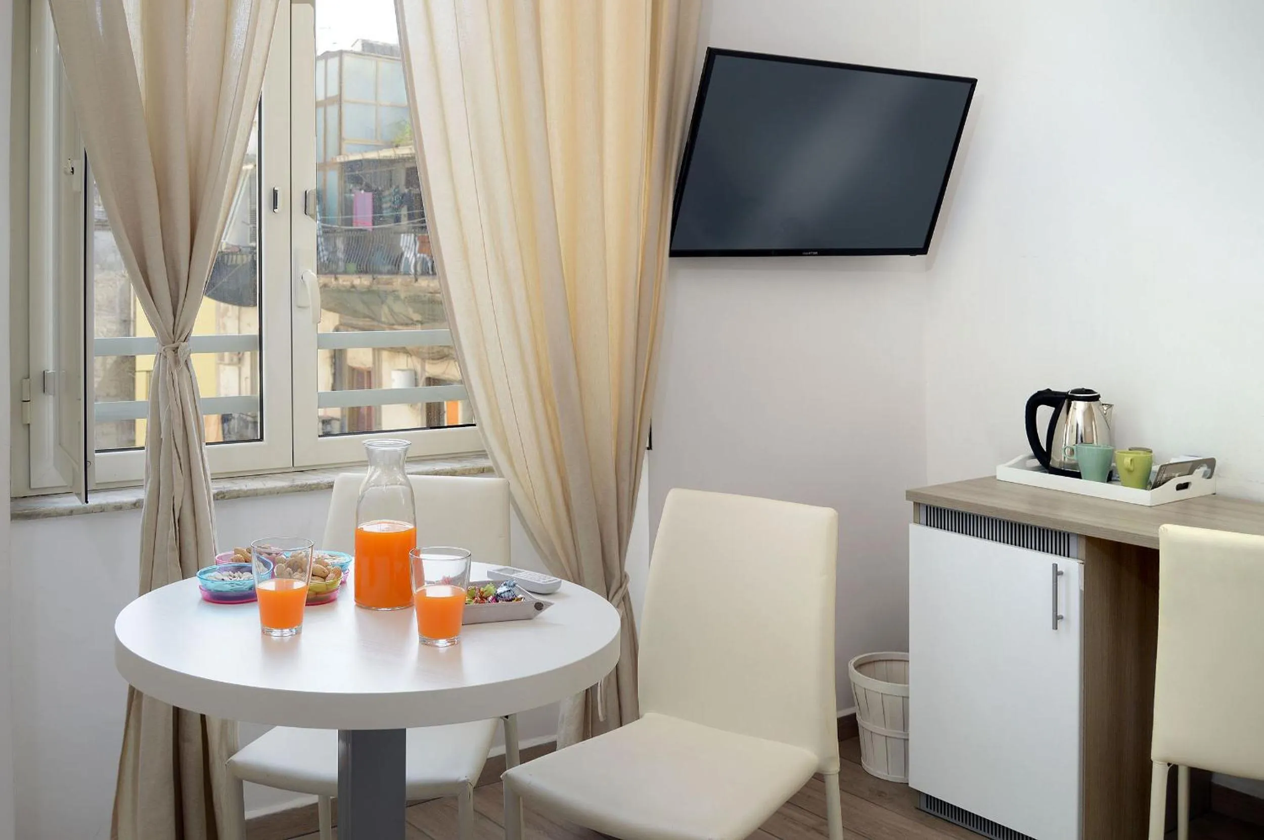 Communal lounge/ TV room in B&B Funikuli Funikula